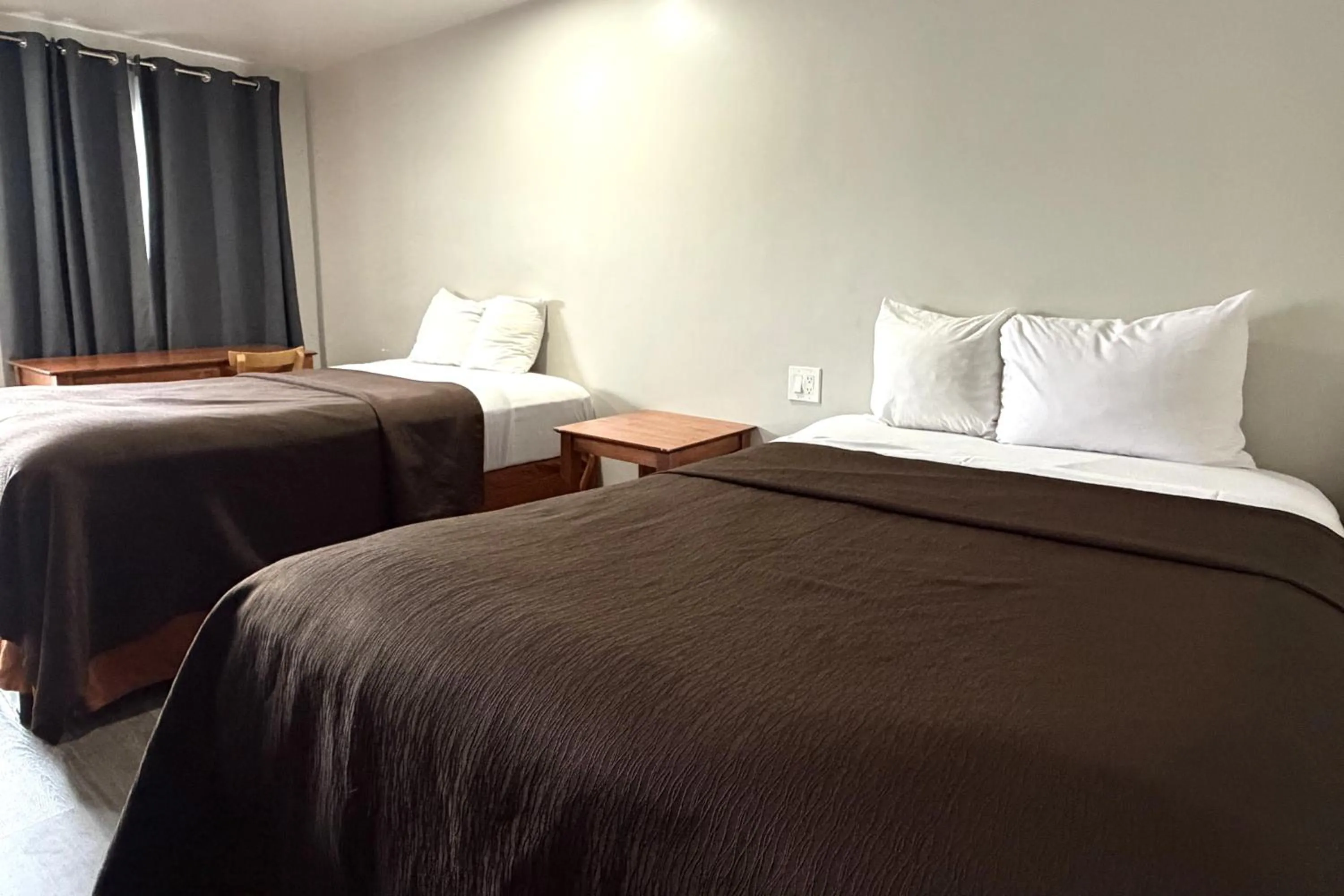 Bedroom, Bed in 6 Rivers Motel Fortuna near Hwy 101