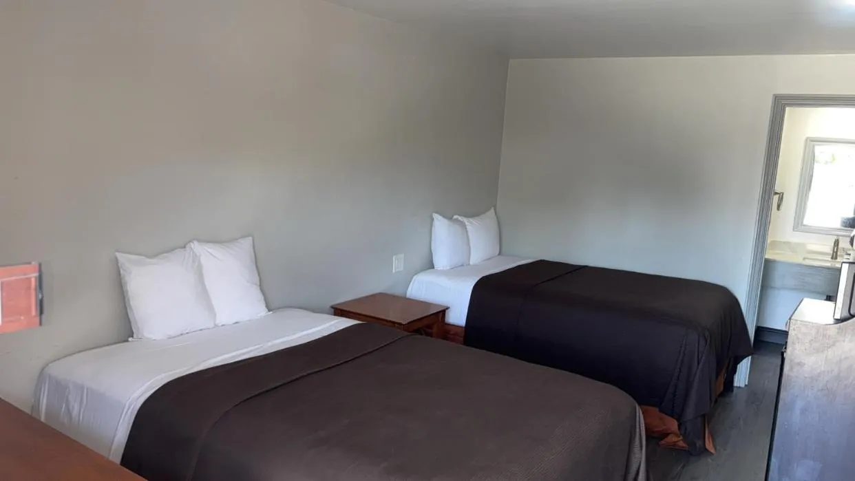 2 Full Beds Non-Smoking in 6 Rivers Motel Fortuna near Hwy 101