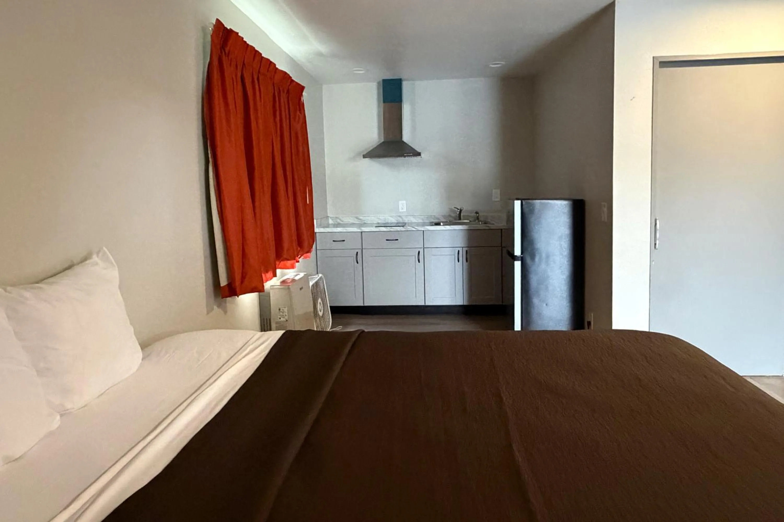 Bedroom, Bed in 6 Rivers Motel Fortuna near Hwy 101