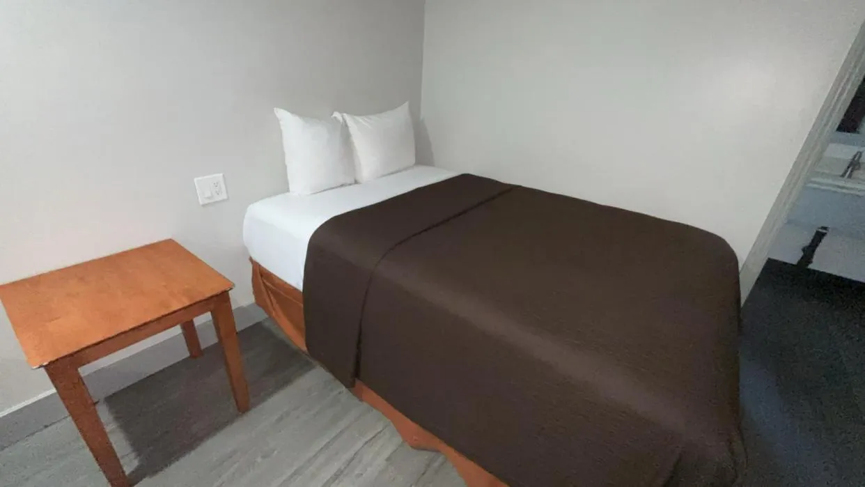 King Bed Non-Smoking in 6 Rivers Motel Fortuna near Hwy 101