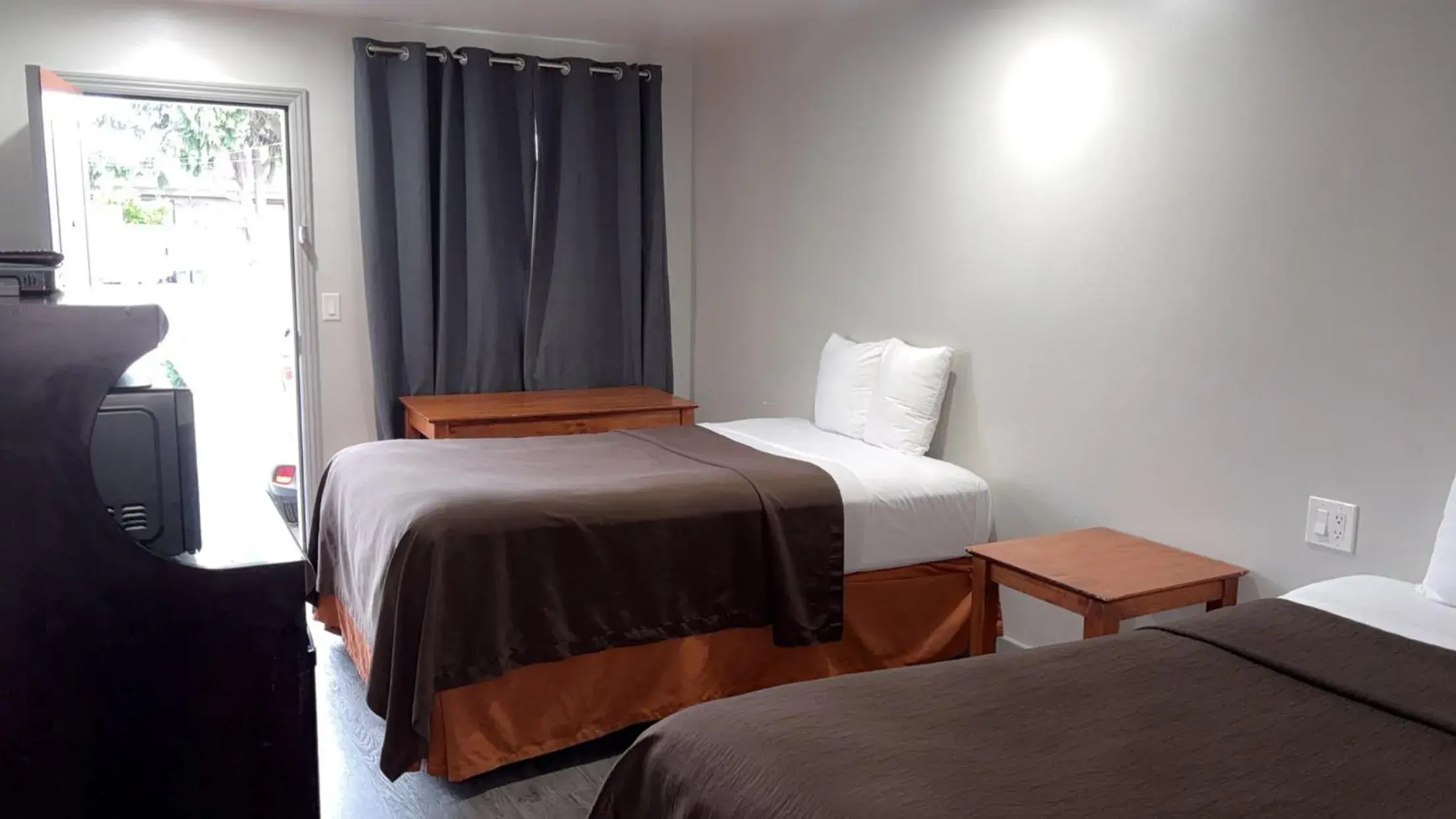 2 Queen Beds Non-Smoking in 6 Rivers Motel Fortuna near Hwy 101 2 Queen Beds Non-Smoking in 6 Rivers Motel Fortuna near Hwy 101