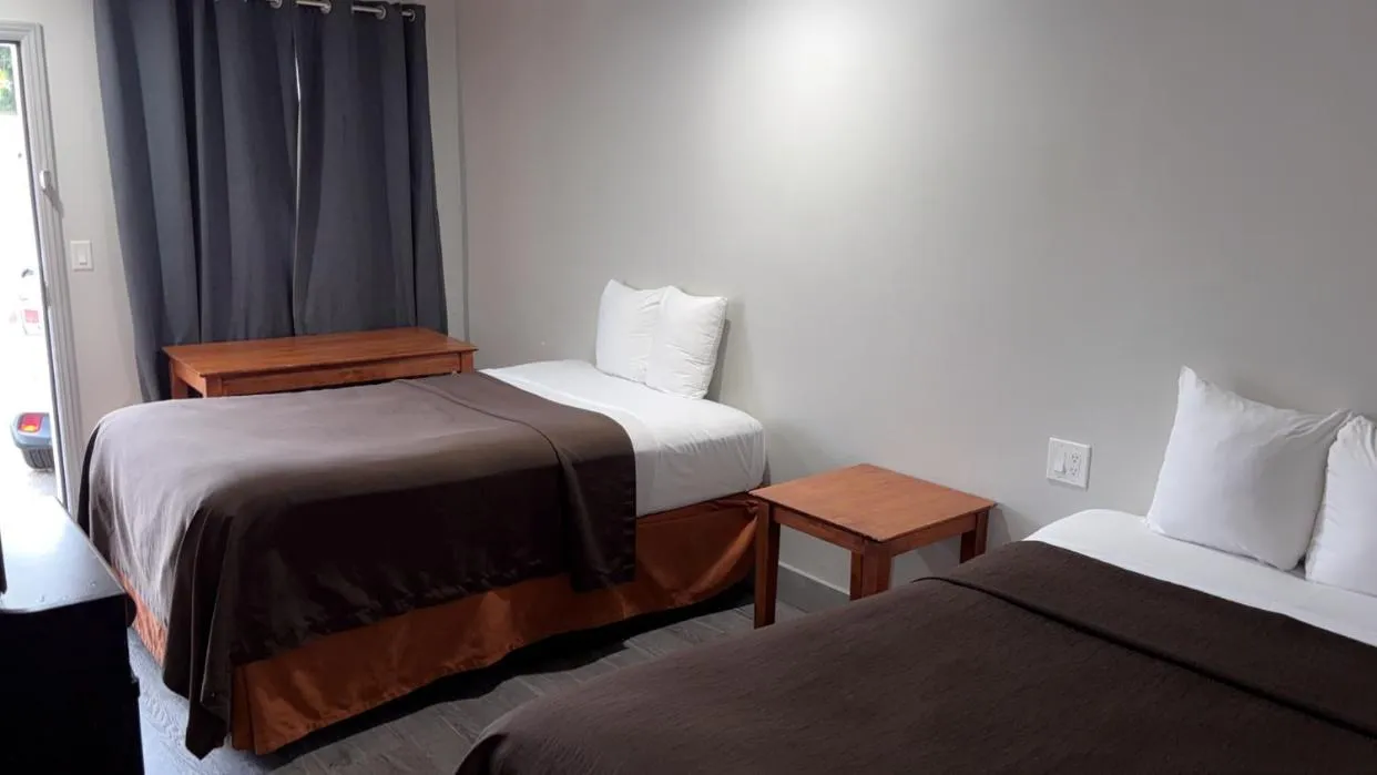 2 Queen Beds with Kitchenette Non-Smoking in 6 Rivers Motel Fortuna near Hwy 101