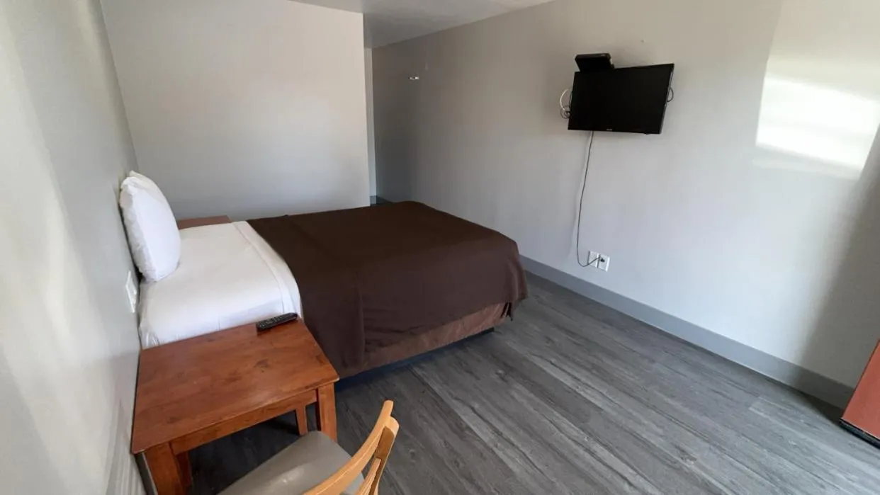 Queen Bed with Kitchenette Non - Smoking in 6 Rivers Motel Fortuna near Hwy 101