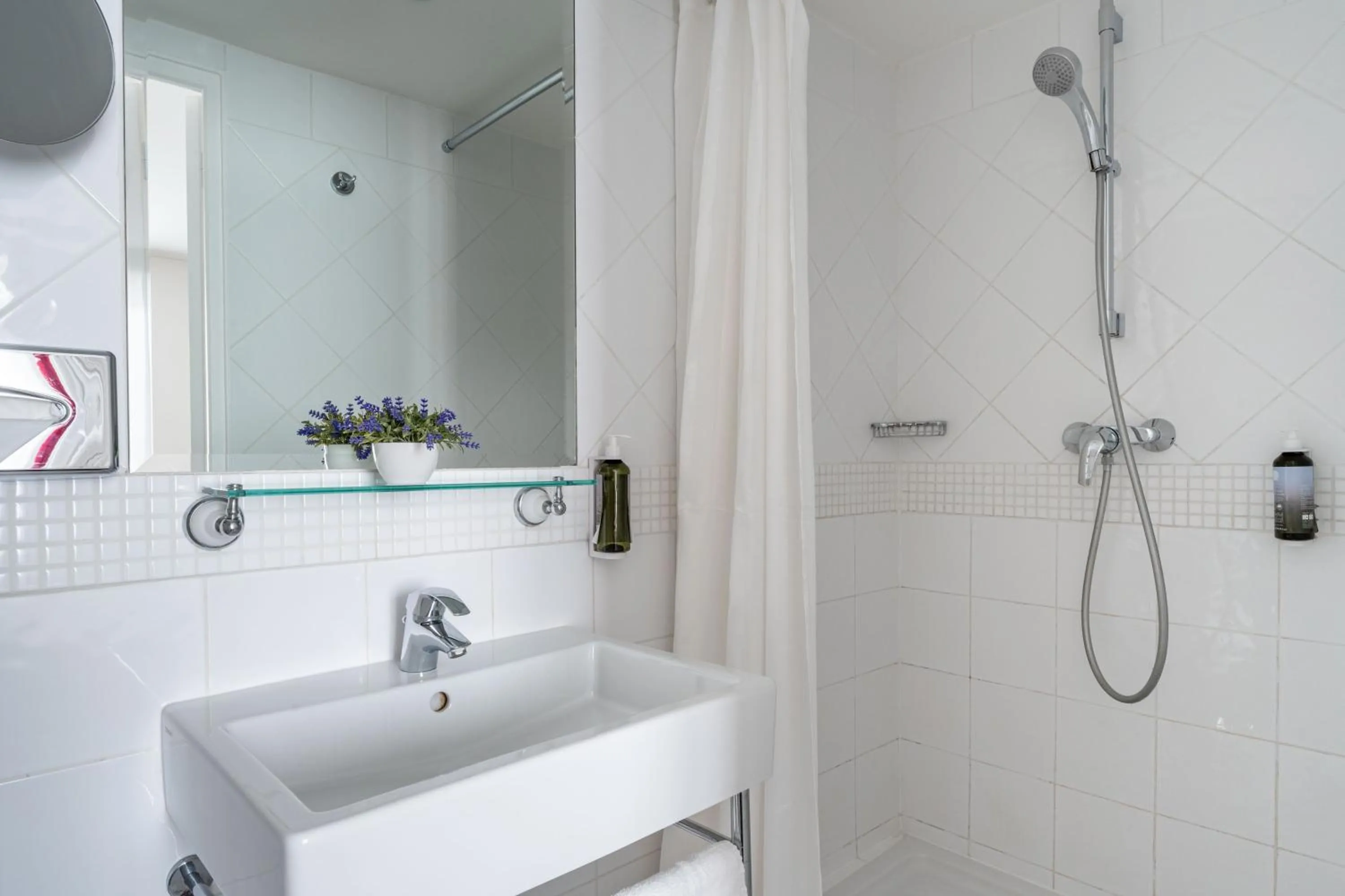 Bathroom in Hotel Lorette - Astotel