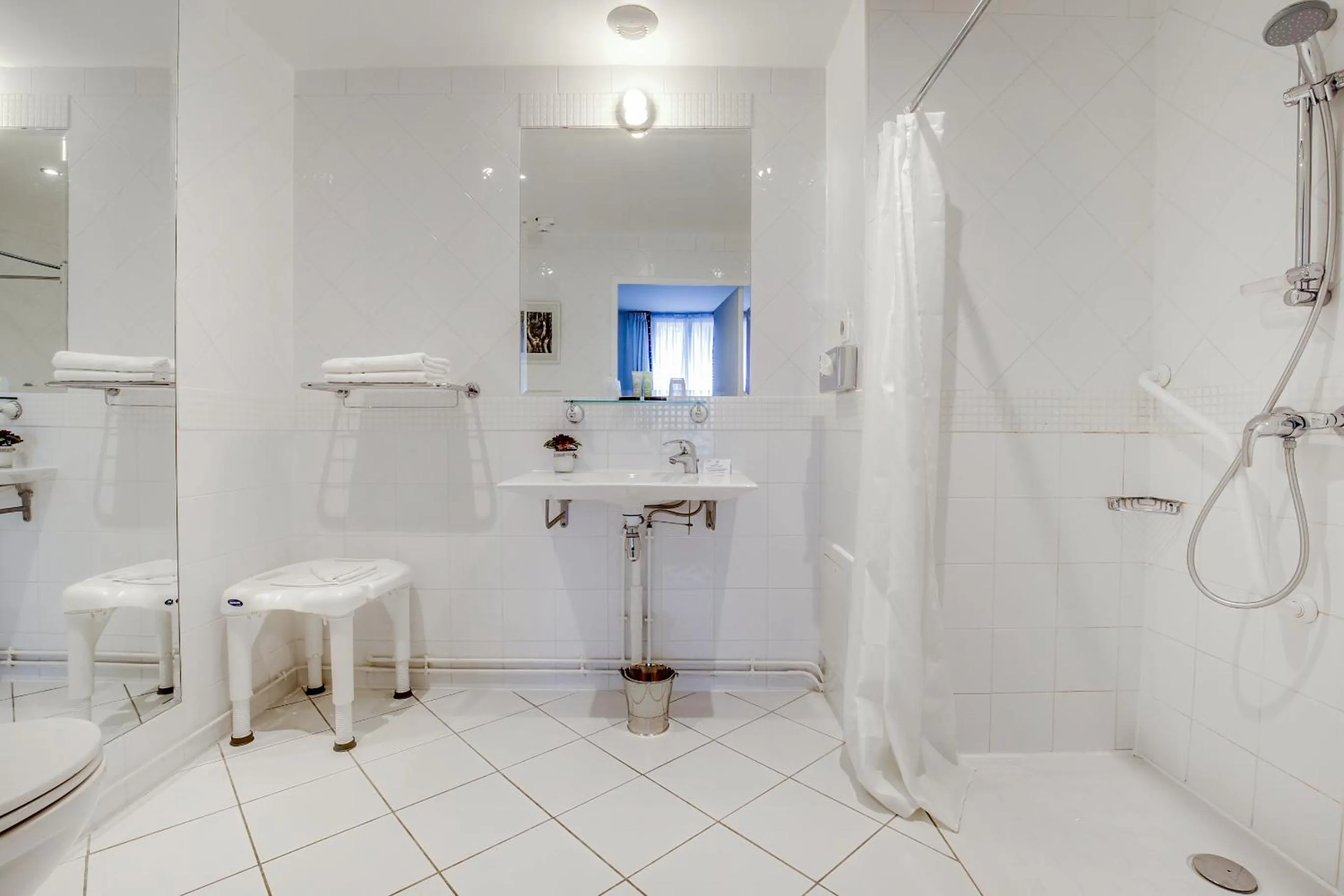 Bathroom in Hotel Lorette - Astotel