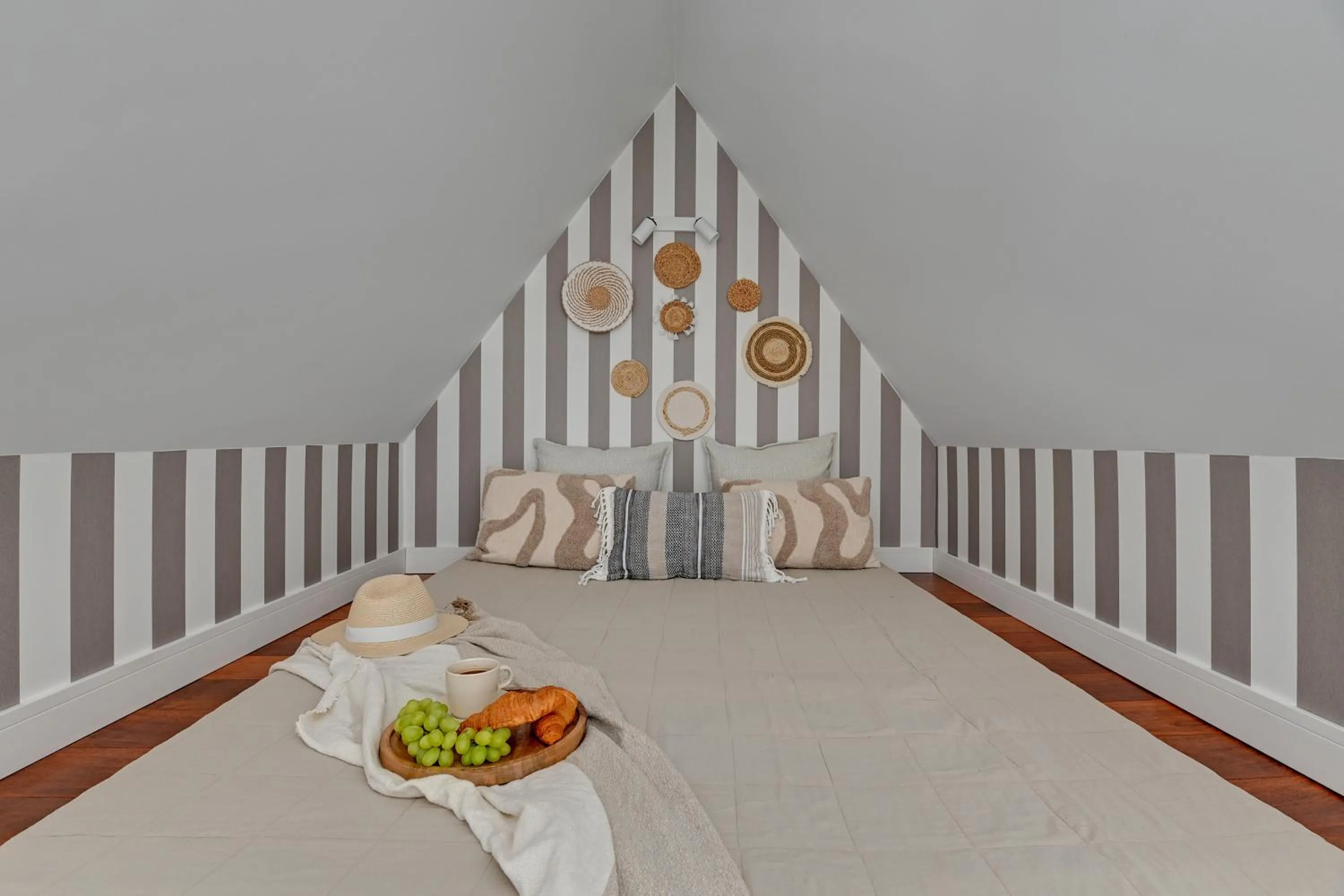 Bed in Waterlane Island - Riverview Pool, SPA, Gym & Parking by Downtown Apartments