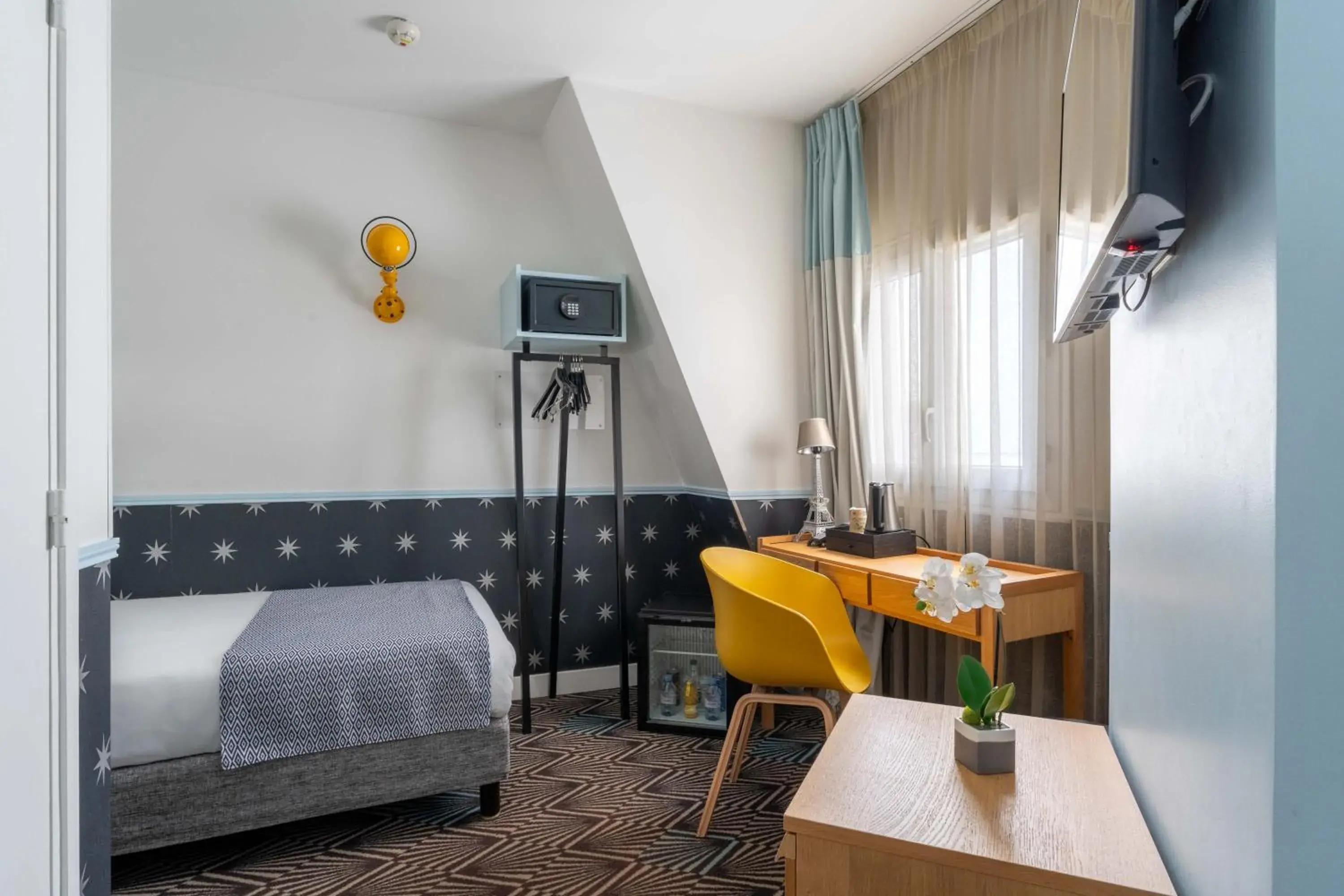 Small Single Room in Hôtel Augustin - Astotel Small Single Room in Hôtel Augustin - Astotel