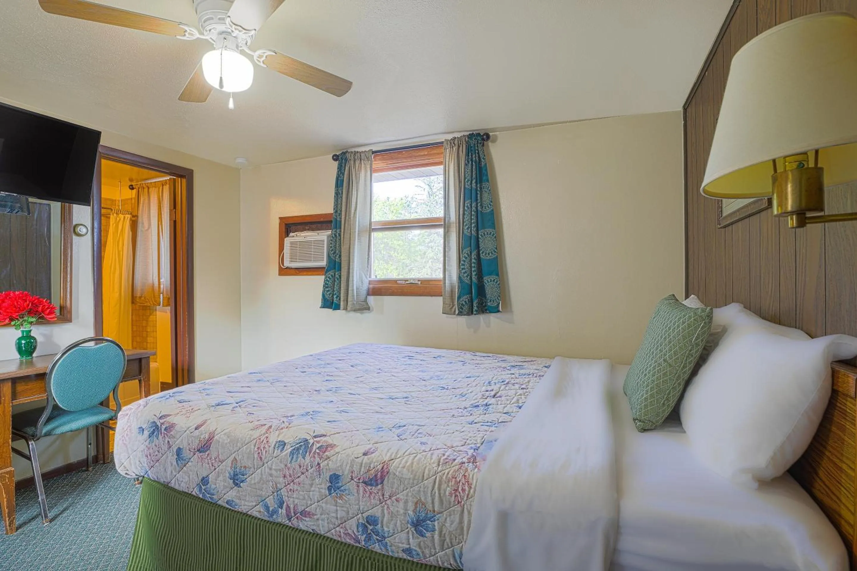 Bedroom, Bed in Love Hotels Silver Street by OYO at Hurley WI