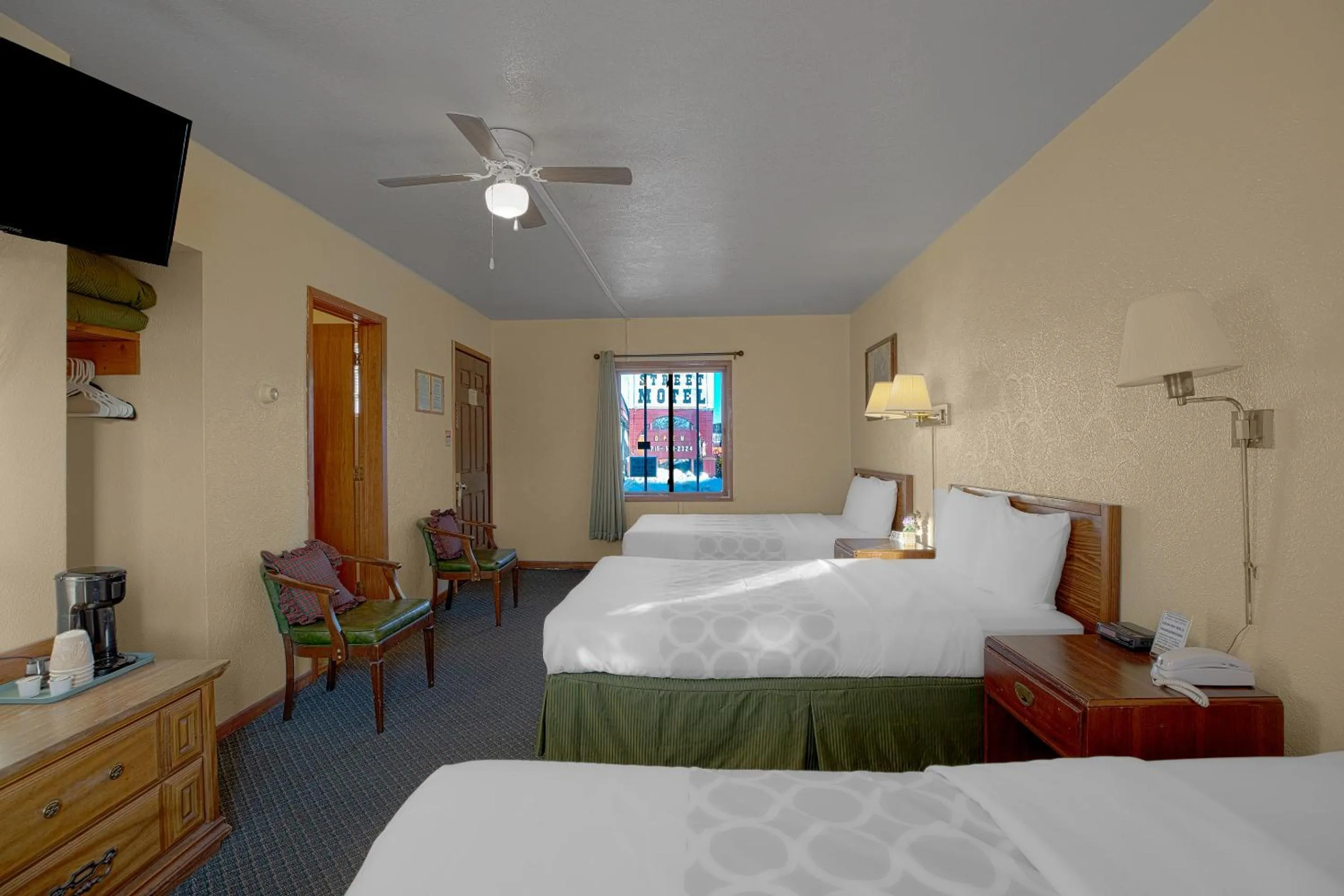 Bedroom, Bed in Love Hotels Silver Street by OYO at Hurley WI