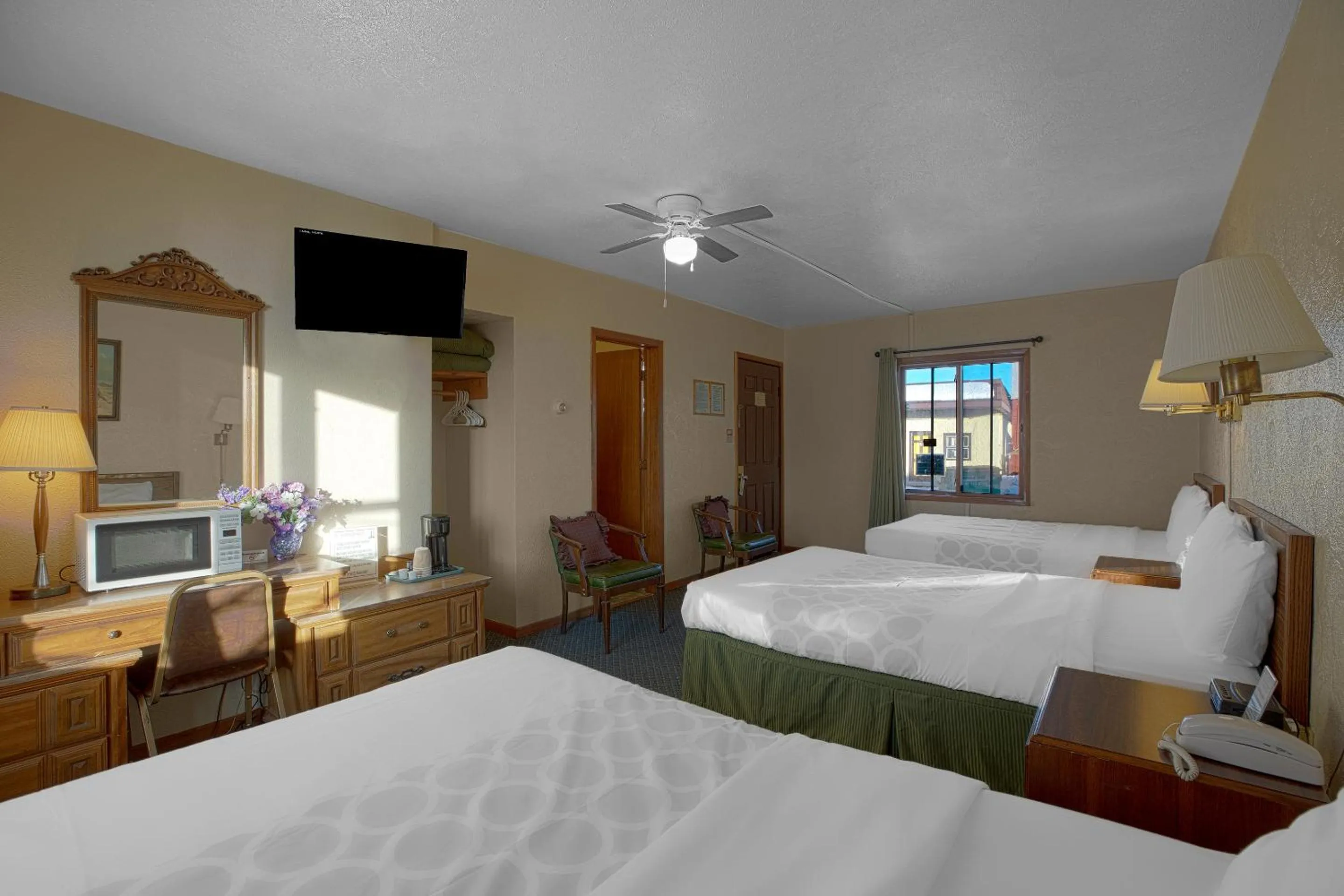 Bedroom, Bed in Love Hotels Silver Street by OYO at Hurley WI