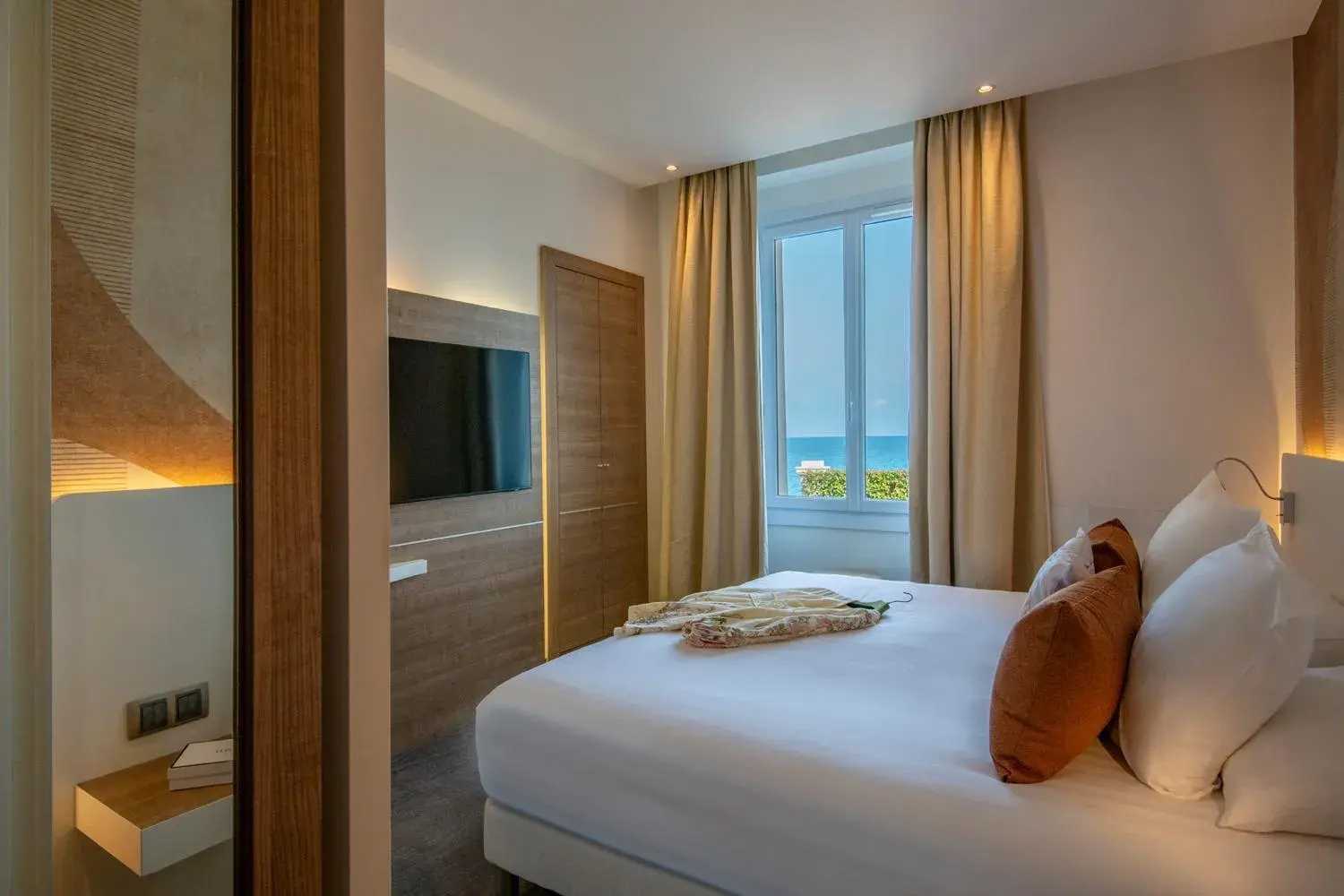 Property building, Bed in Best Western Premier Hotel Prince de Galles Property building, Bed in Best Western Premier Hotel Prince de Galles