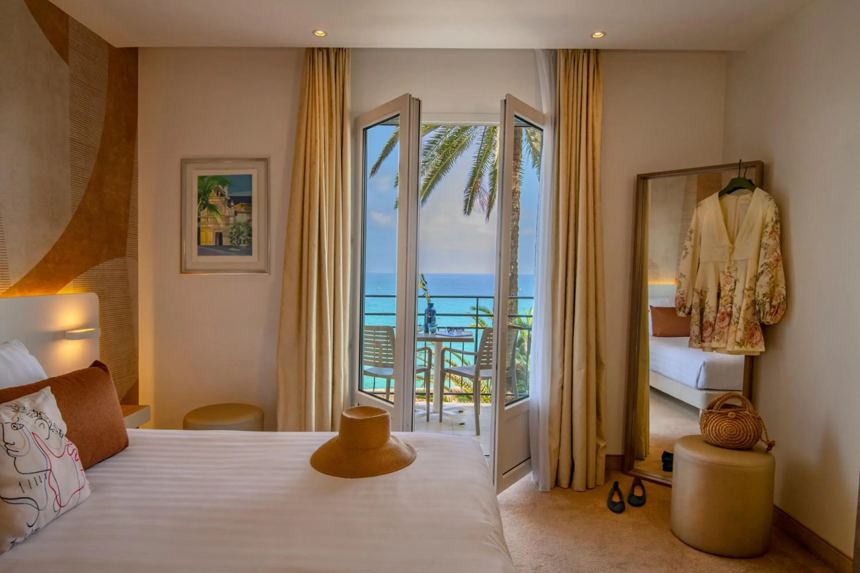 Deluxe Queen Room with Sea View in Best Western Premier Hotel Prince de Galles Deluxe Queen Room with Sea View in Best Western Premier Hotel Prince de Galles