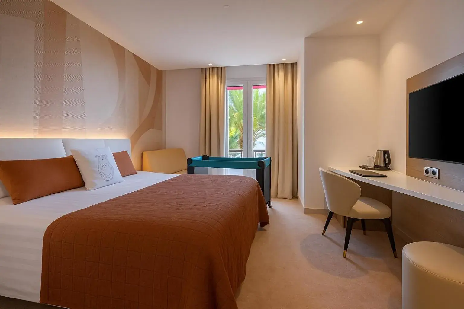 Bedroom, Bed in Best Western Premier Hotel Prince de Galles Bedroom, Bed in Best Western Premier Hotel Prince de Galles