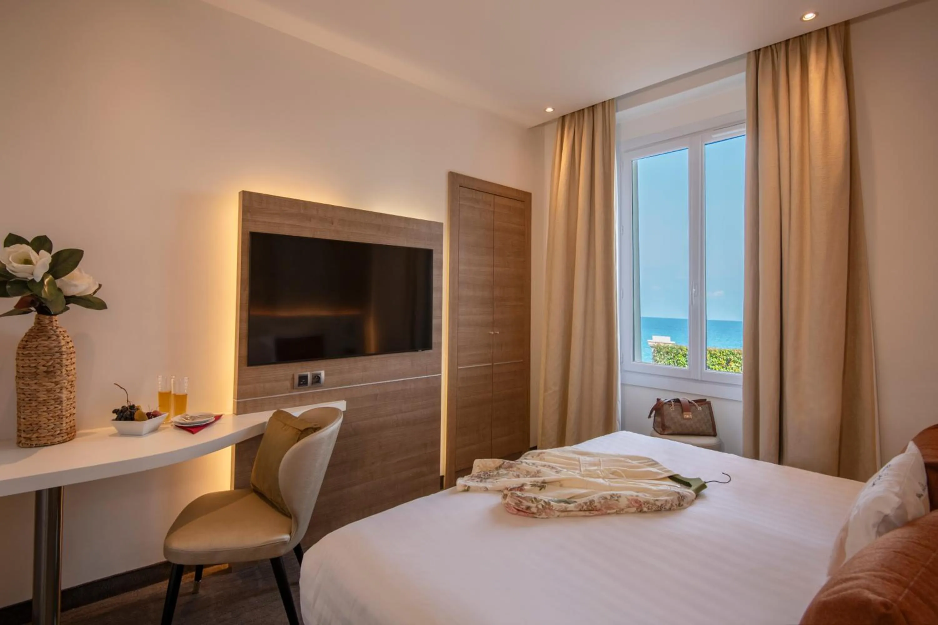 Property building, Bed in Best Western Premier Hotel Prince de Galles