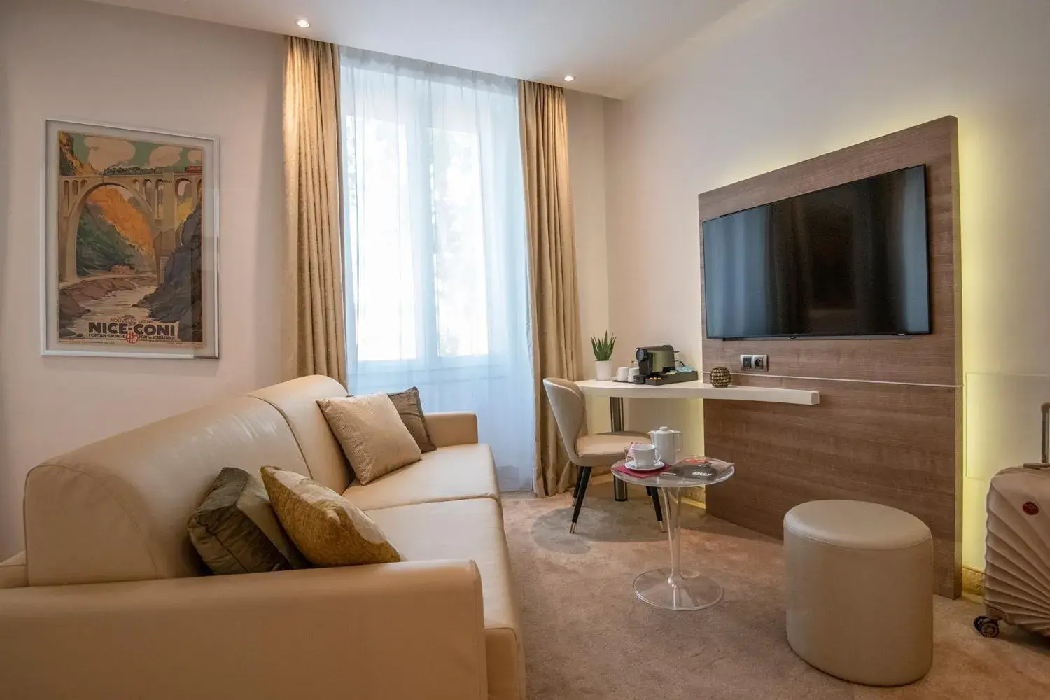 Premium Junior Suite with Mountain View - Non-Smoking in Best Western Premier Hotel Prince de Galles Premium Junior Suite with Mountain View - Non-Smoking in Best Western Premier Hotel Prince de Galles