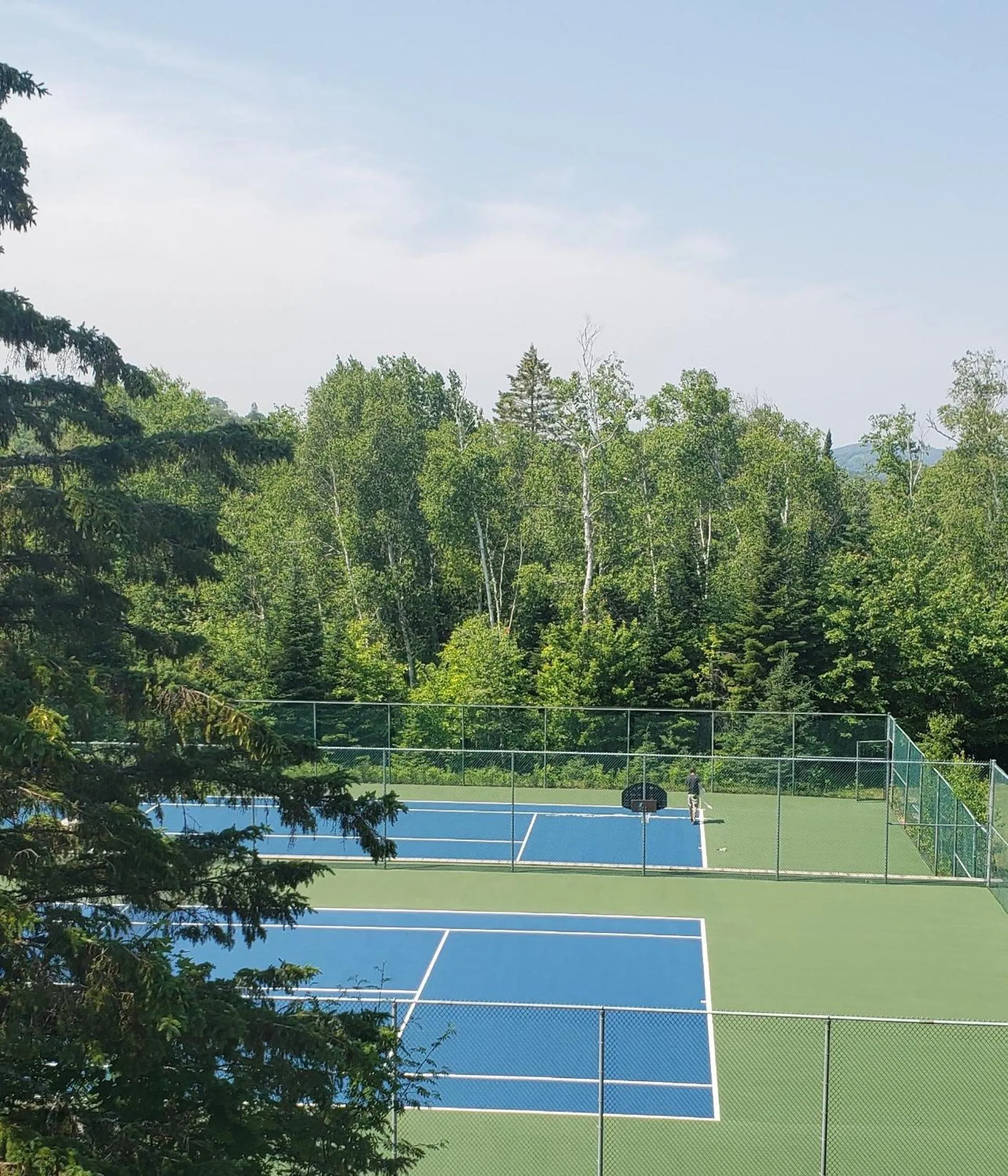 Tennis court in Hôtel Far Hills