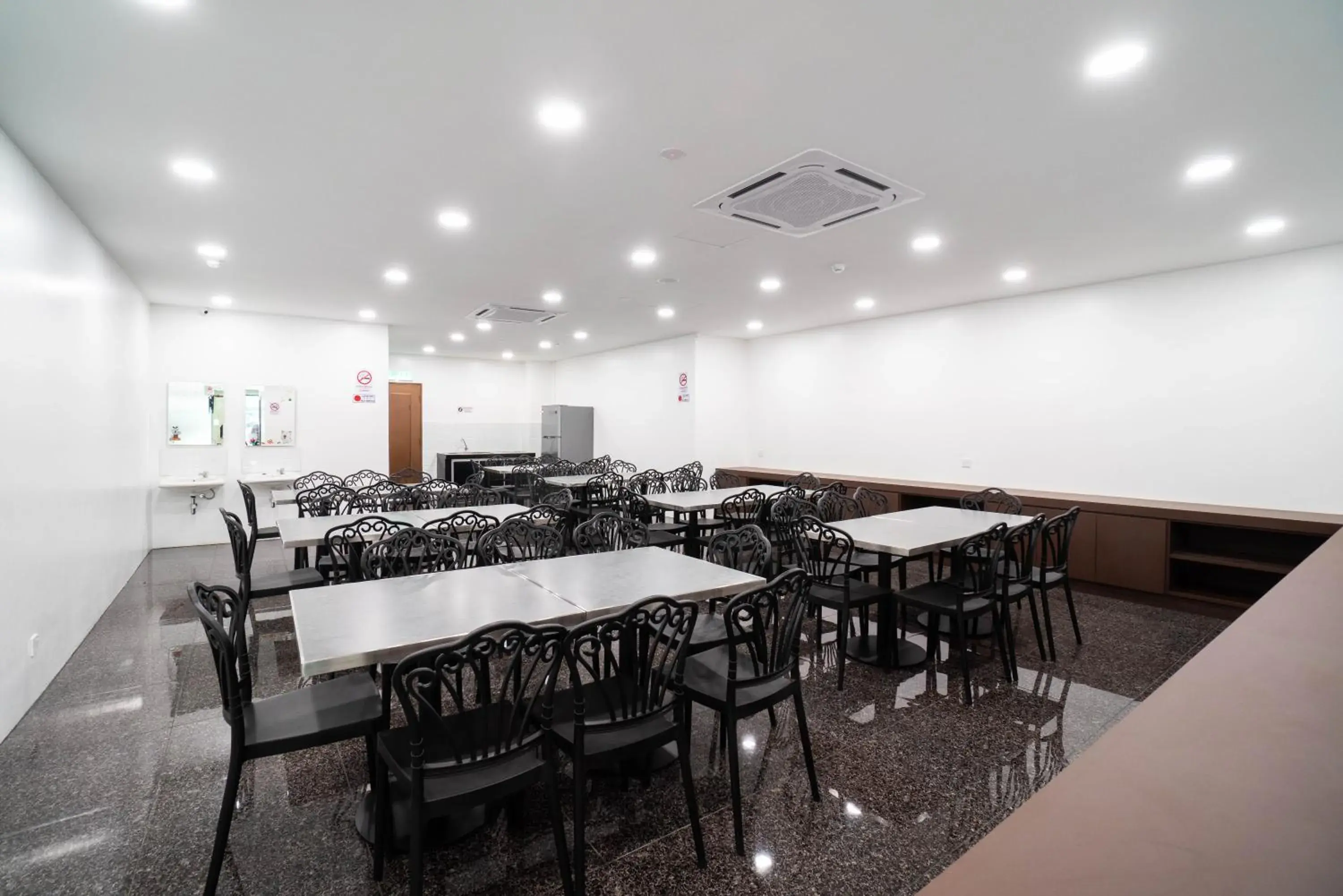 Restaurant/places to eat in Crystal Garden Hotel - Tasik Selatan Restaurant/places to eat in Crystal Garden Hotel - Tasik Selatan