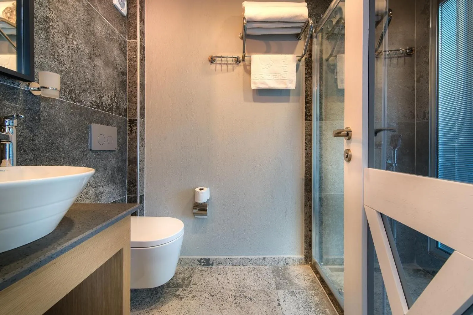 Bathroom in Isola 12 Hotel