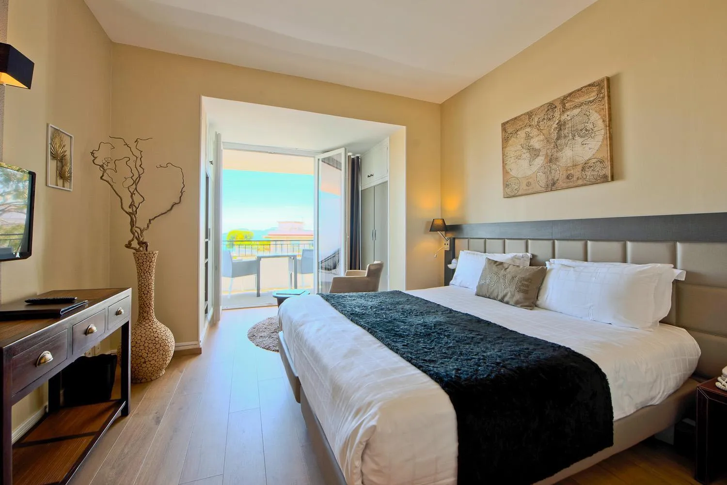 Photo of the whole room, Bed in Hôtel La Villa Cap d’Antibes