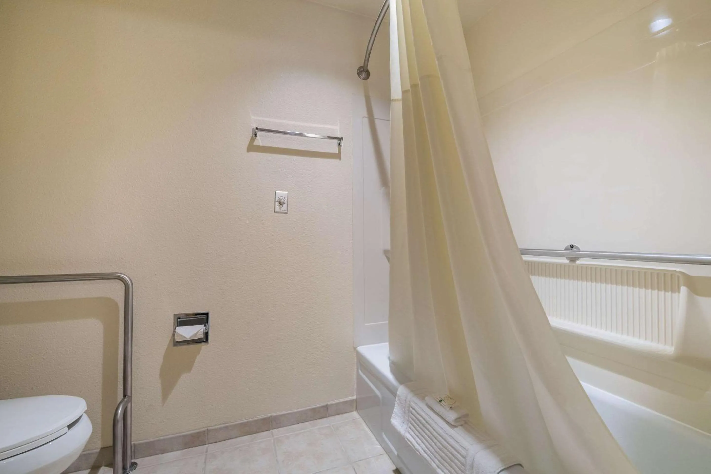Bathroom in Quality Inn & Suites Silverdale Bangor-Keyport