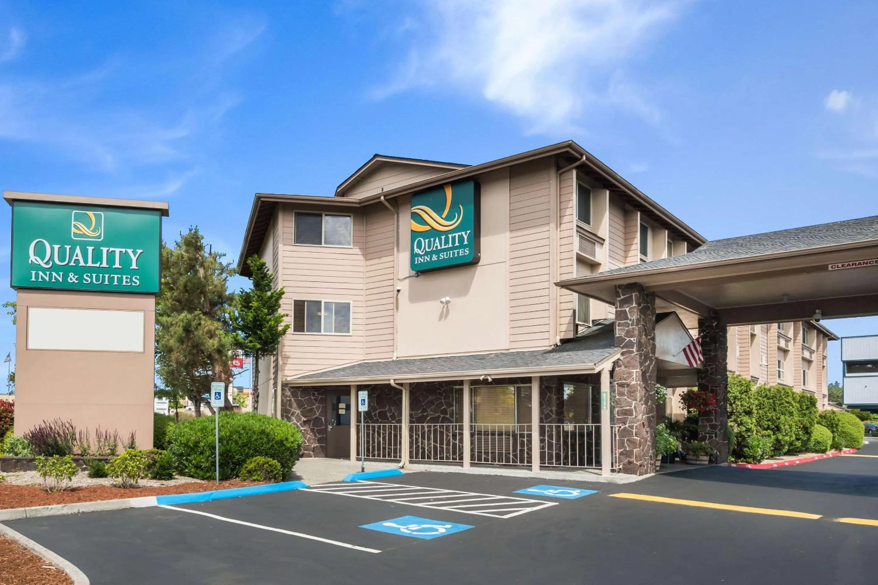 Property building in Quality Inn & Suites Silverdale Bangor-Keyport