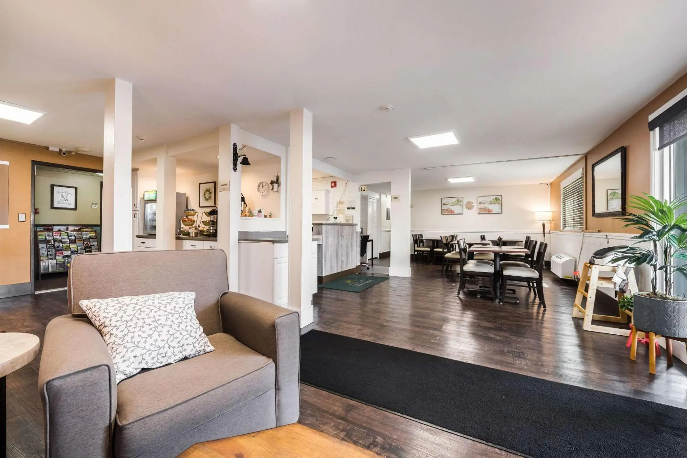 Lobby or reception in Quality Inn & Suites Silverdale Bangor-Keyport Lobby or reception in Quality Inn & Suites Silverdale Bangor-Keyport