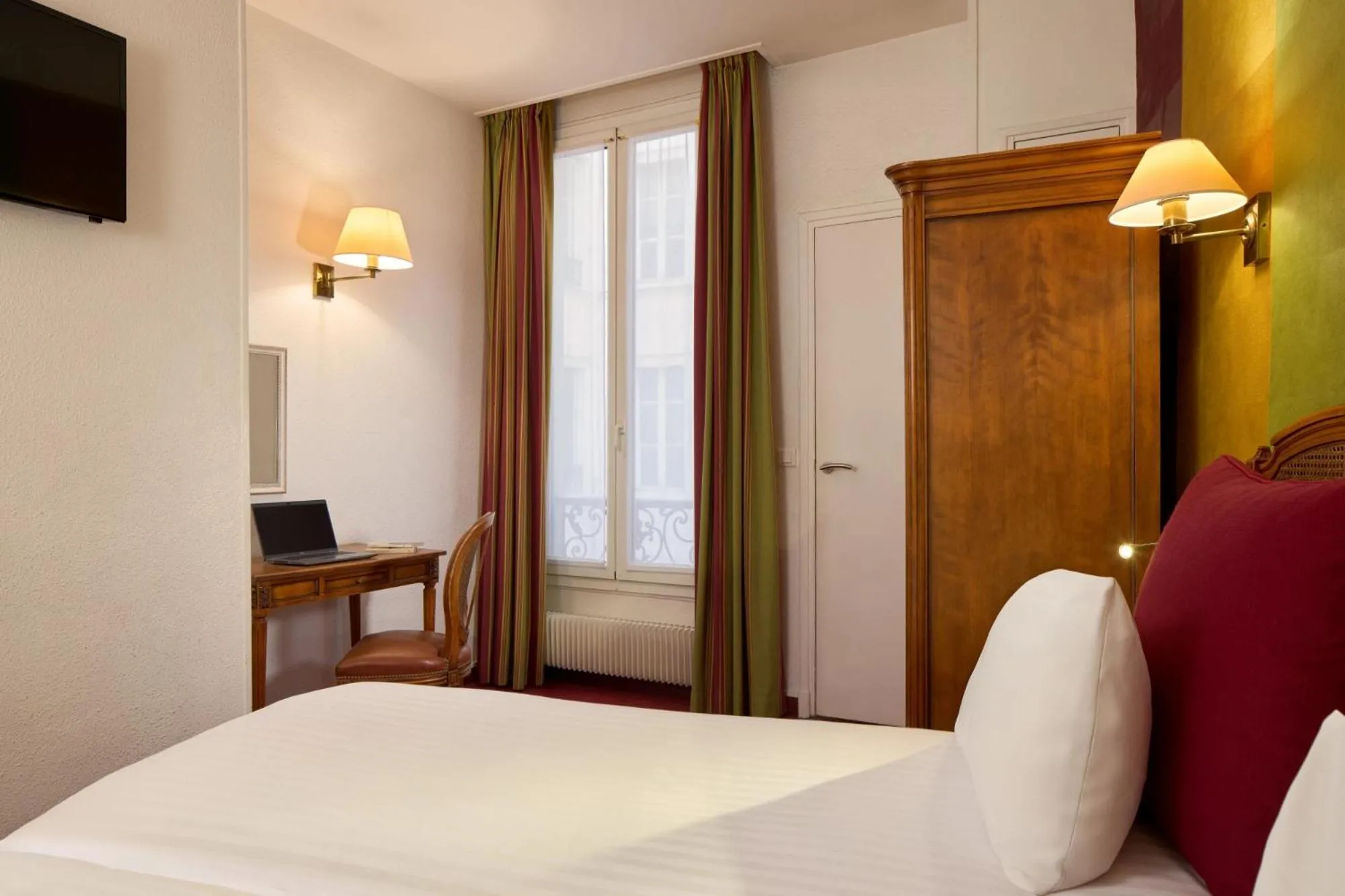 Bed in Timhotel Invalides Eiffel
