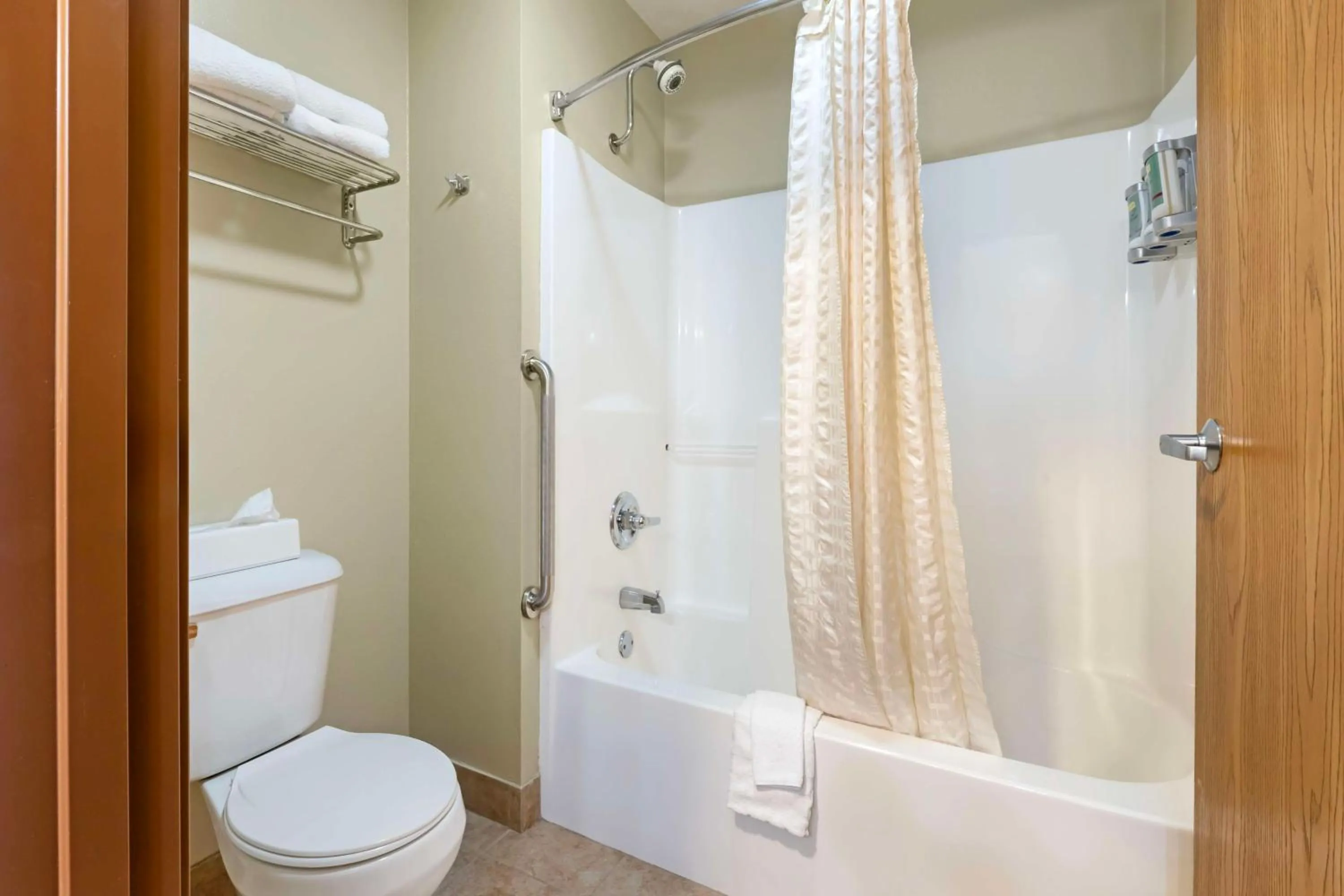 Bathroom in Best Western Wittenberg Inn