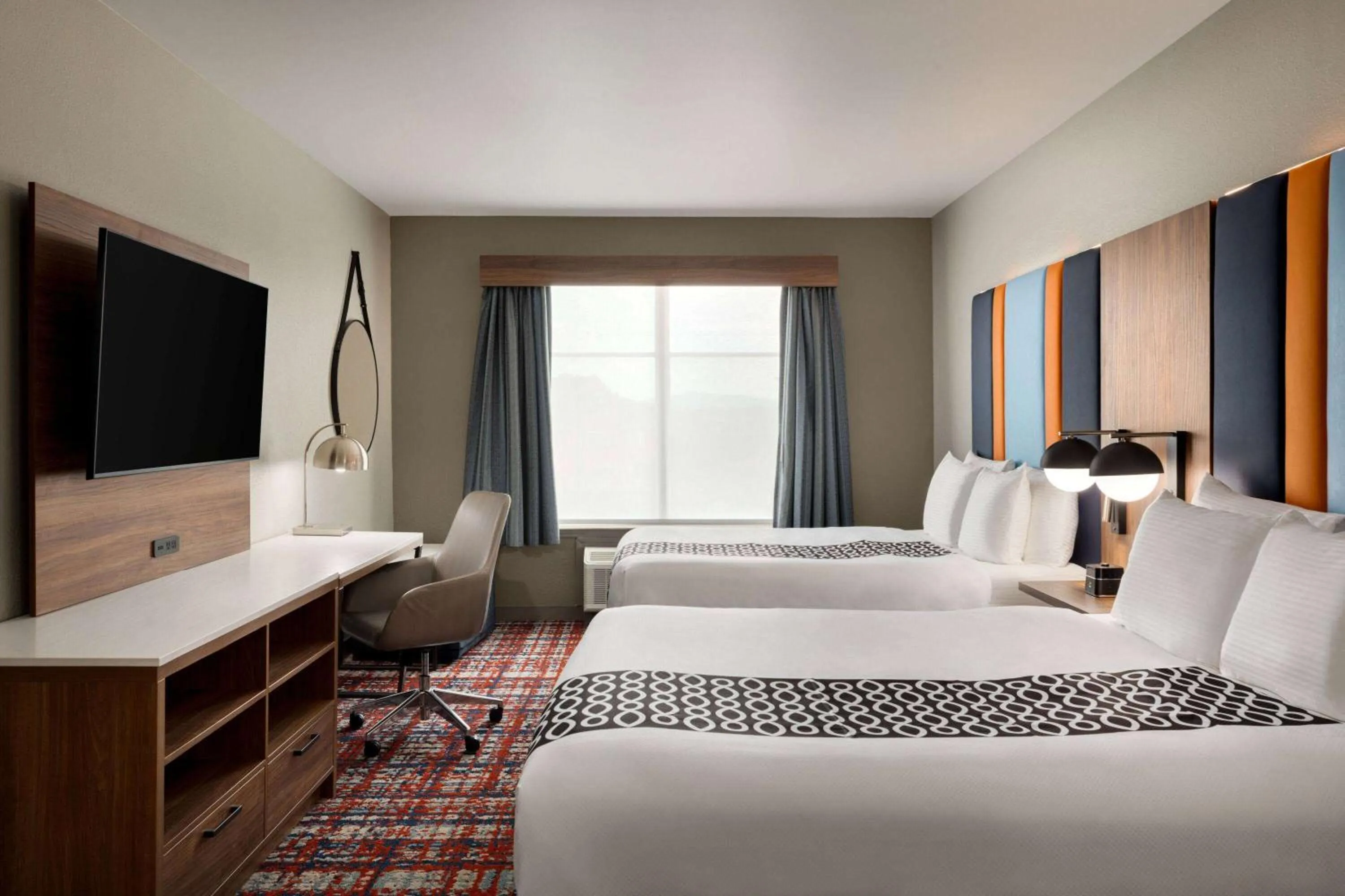 Photo of the whole room, Bed in La Quinta by Wyndham Oxford - Anniston