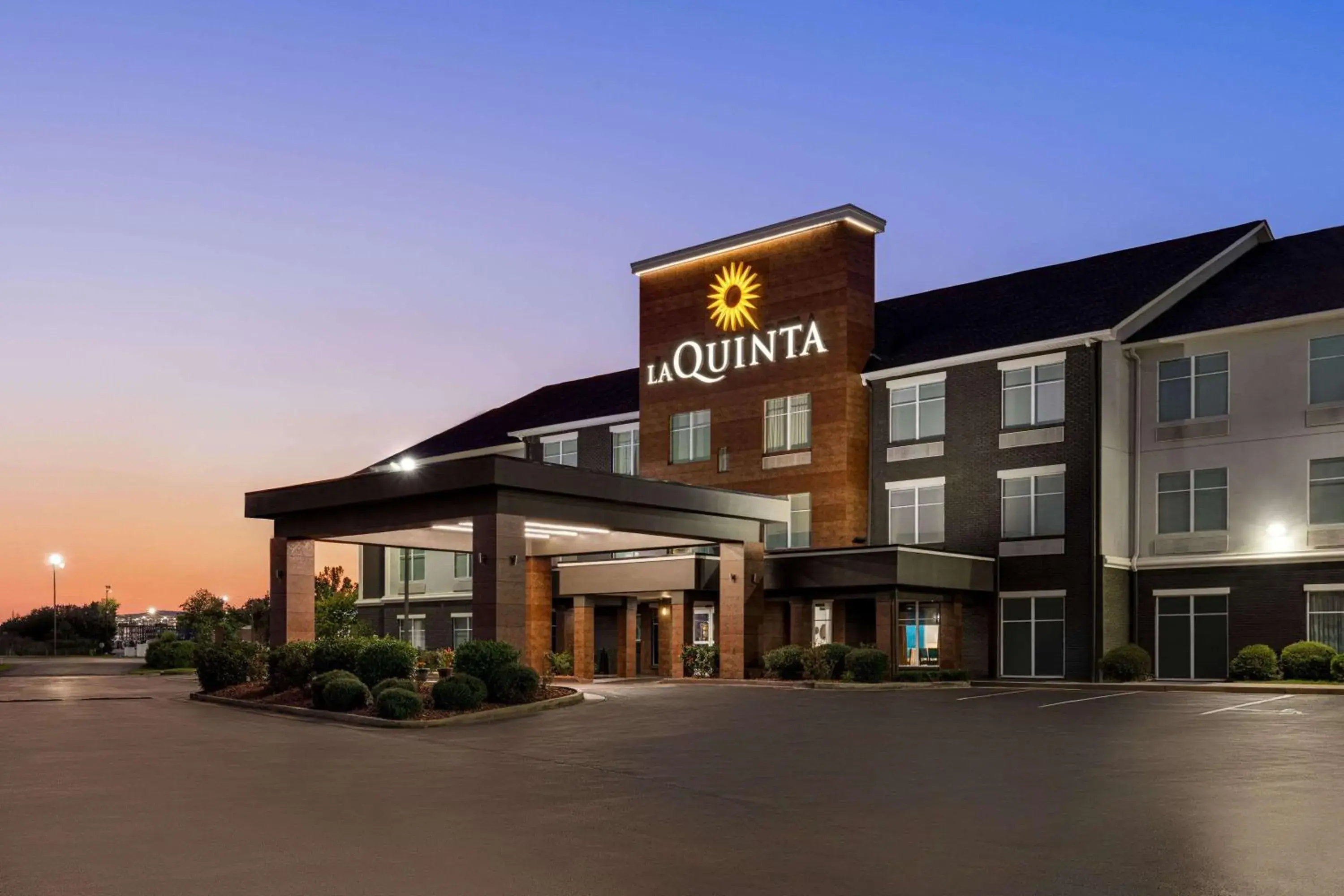 Property building in La Quinta by Wyndham Oxford - Anniston Property building in La Quinta by Wyndham Oxford - Anniston