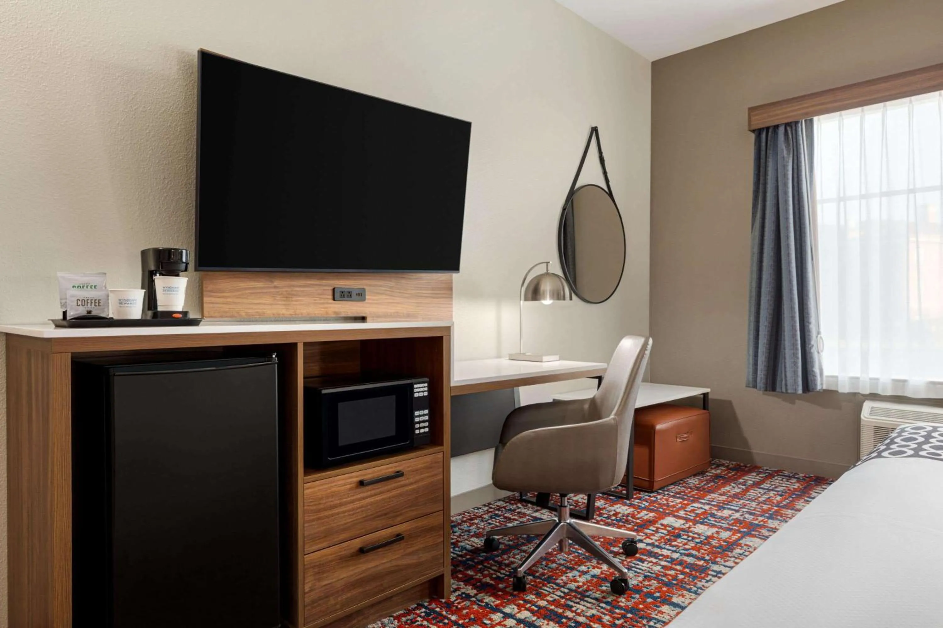 Photo of the whole room, Bed in La Quinta by Wyndham Oxford - Anniston