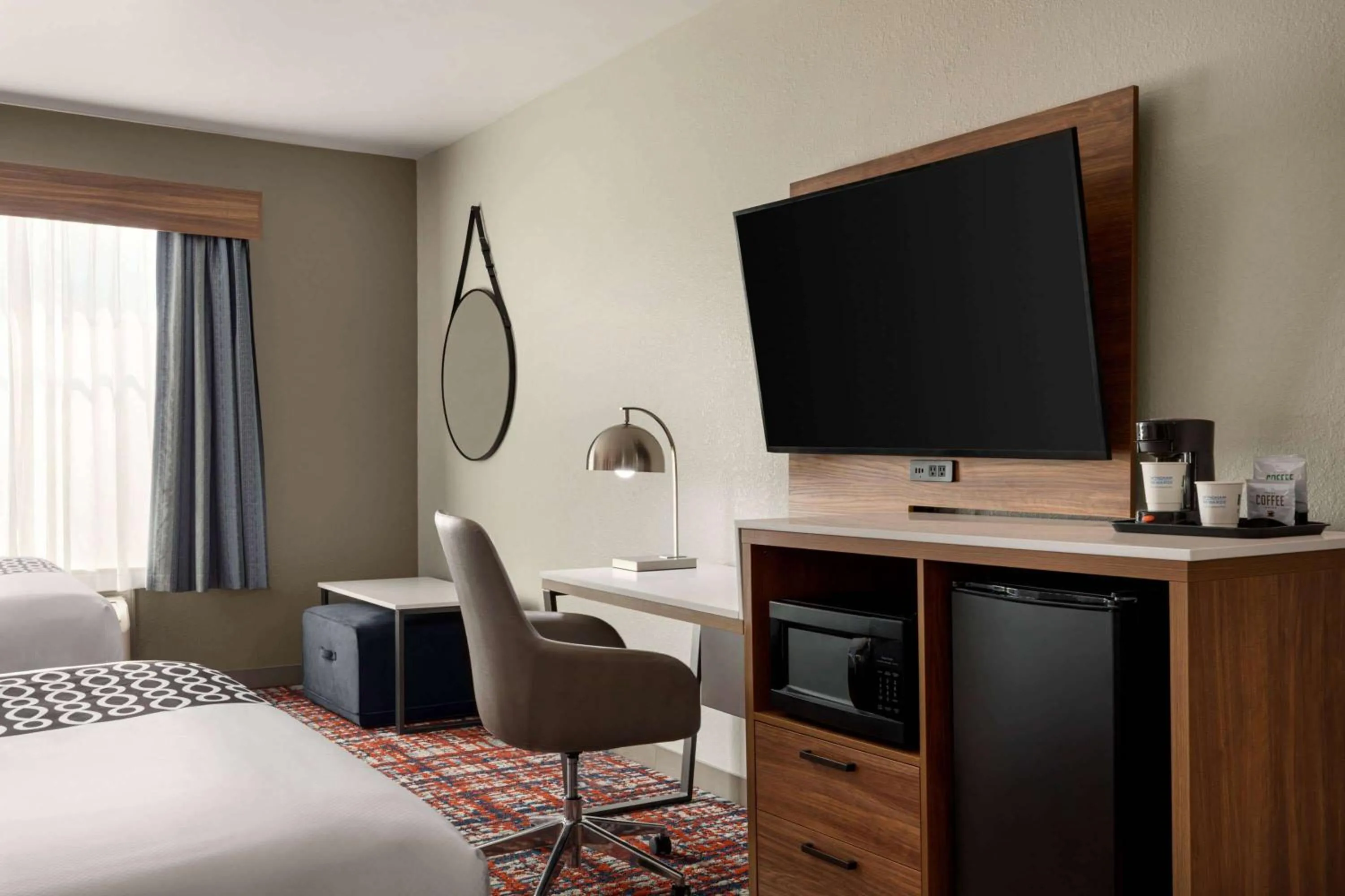 Photo of the whole room, Bed in La Quinta by Wyndham Oxford - Anniston