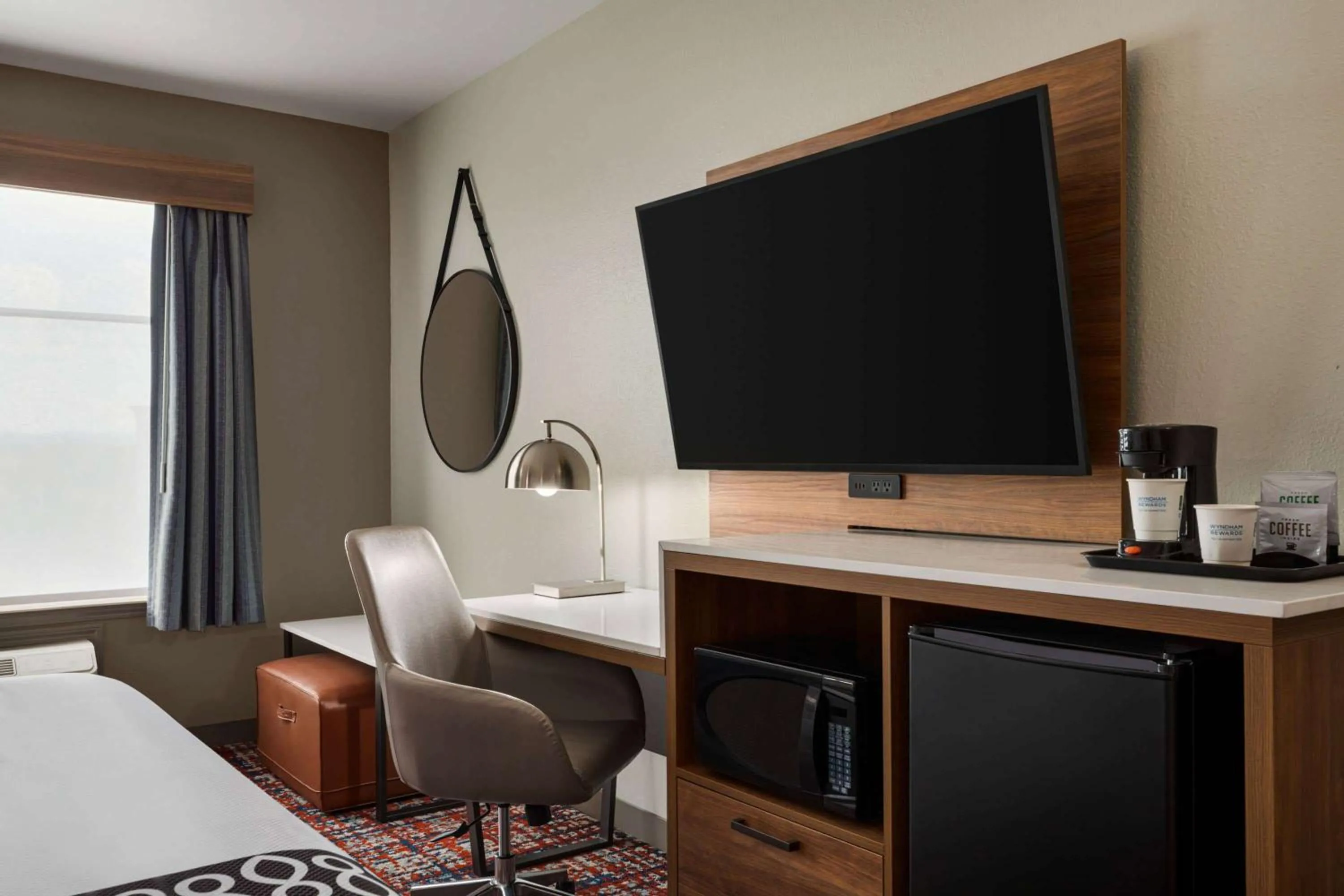 Photo of the whole room in La Quinta by Wyndham Oxford - Anniston