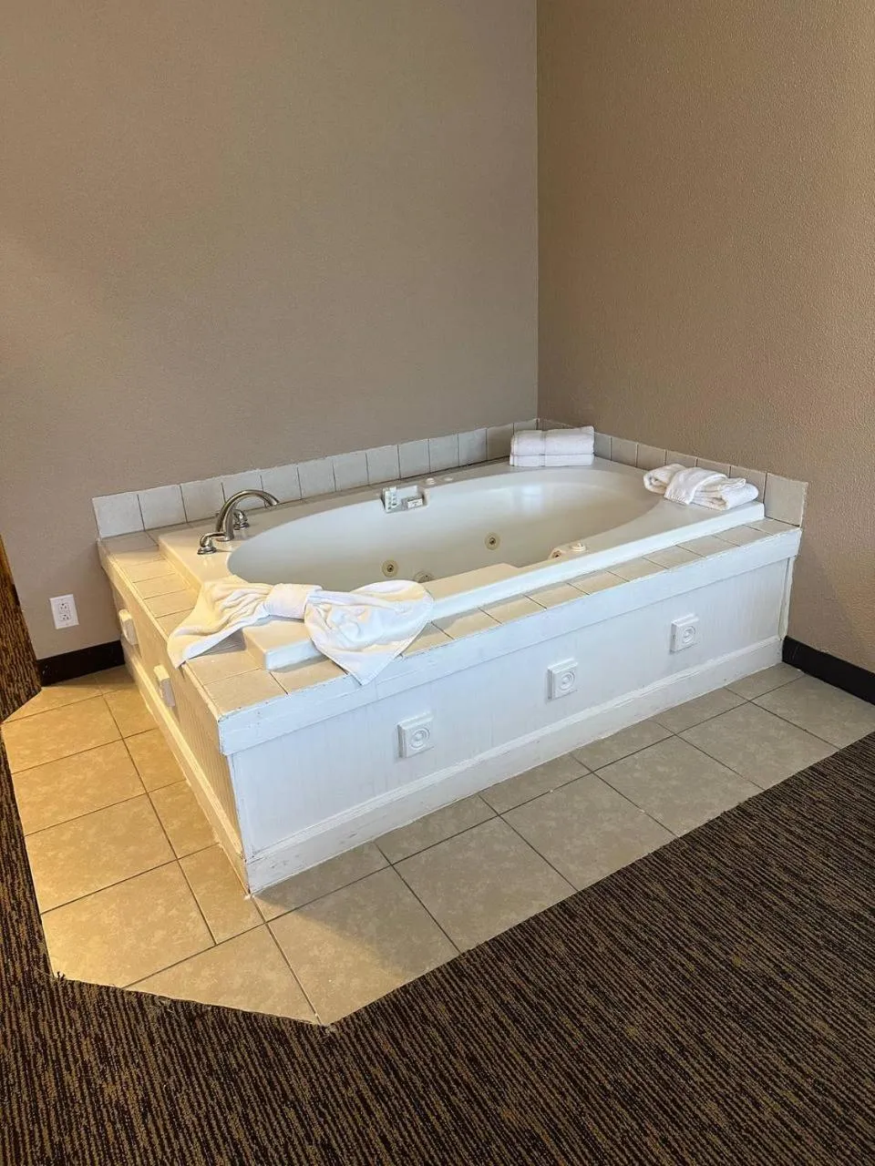Hot Tub in Baymont by Wyndham Lawrenceburg