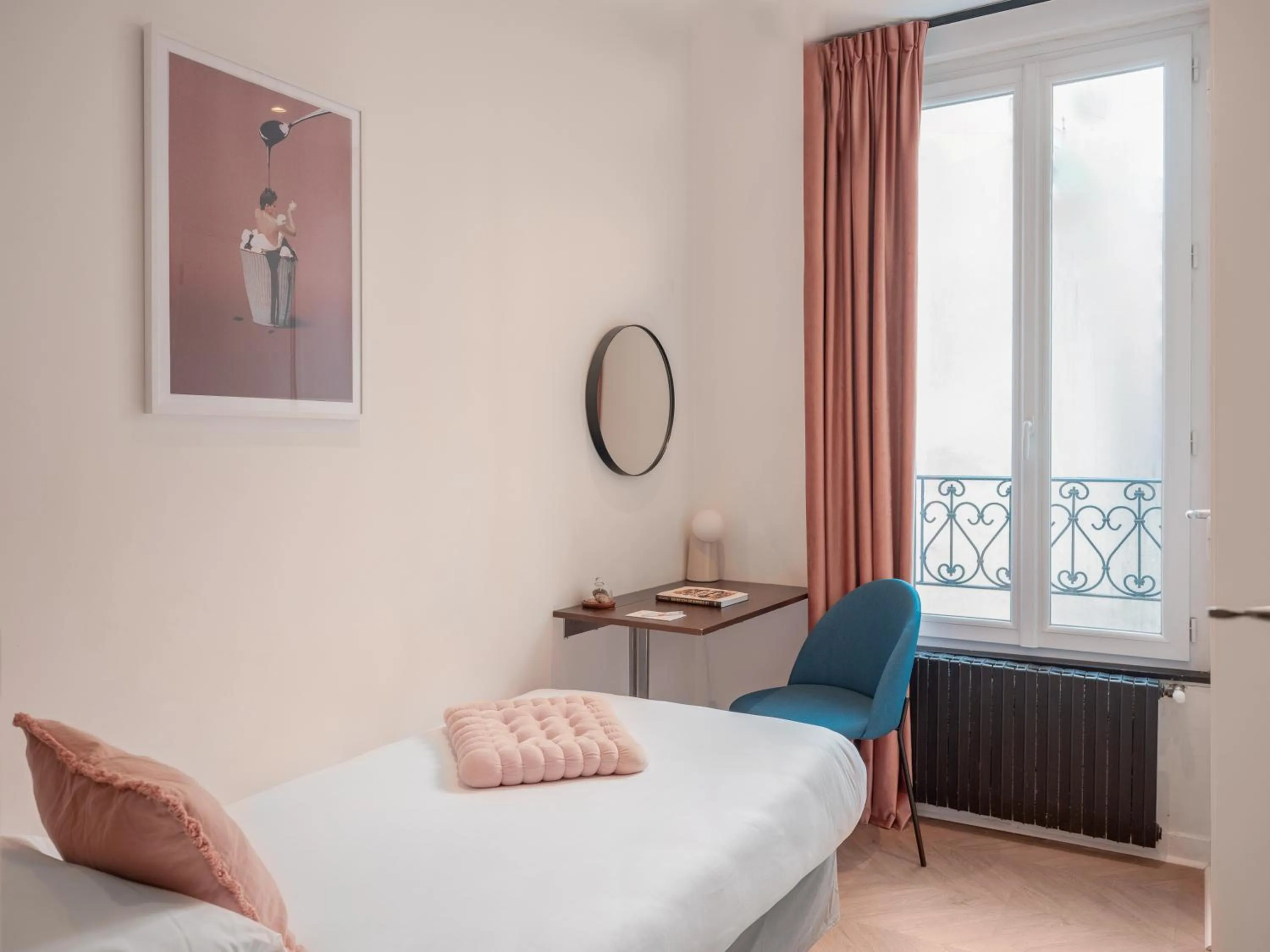 Bedroom, Bed in Hôtel Biskui