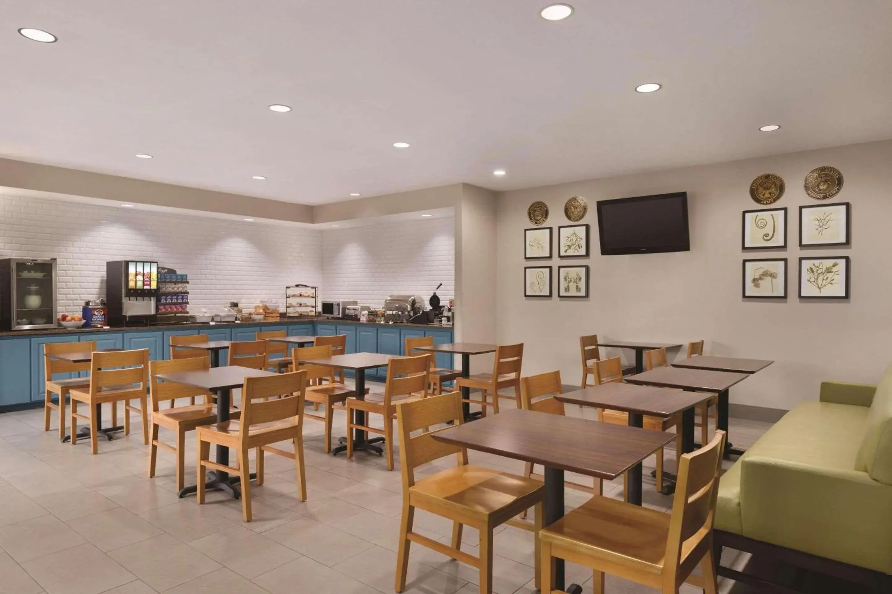 Breakfast in Country Inn & Suites by Radisson, Madison, AL Breakfast in Country Inn & Suites by Radisson, Madison, AL