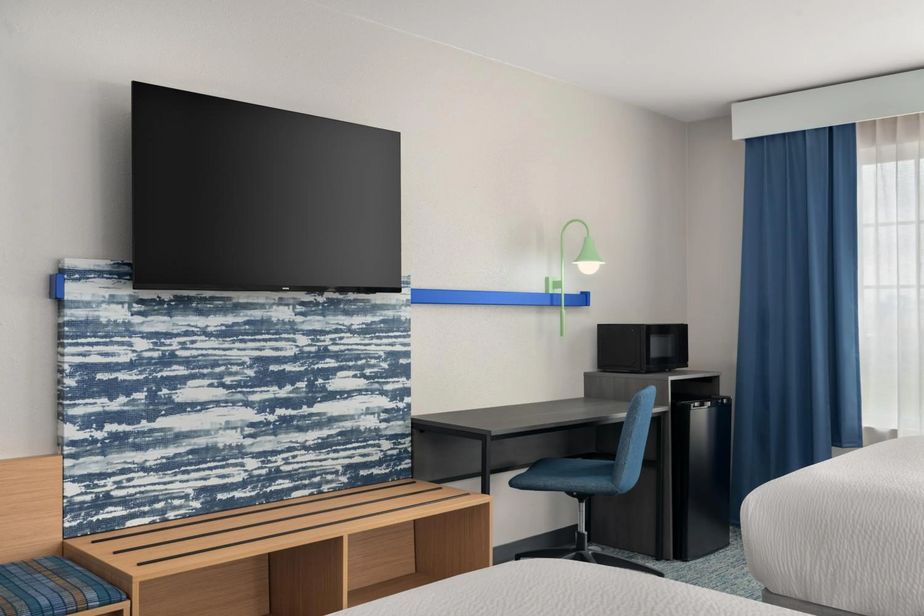 TV and multimedia, Bed in Garner Hotel Madison - Huntsville Airport by IHG