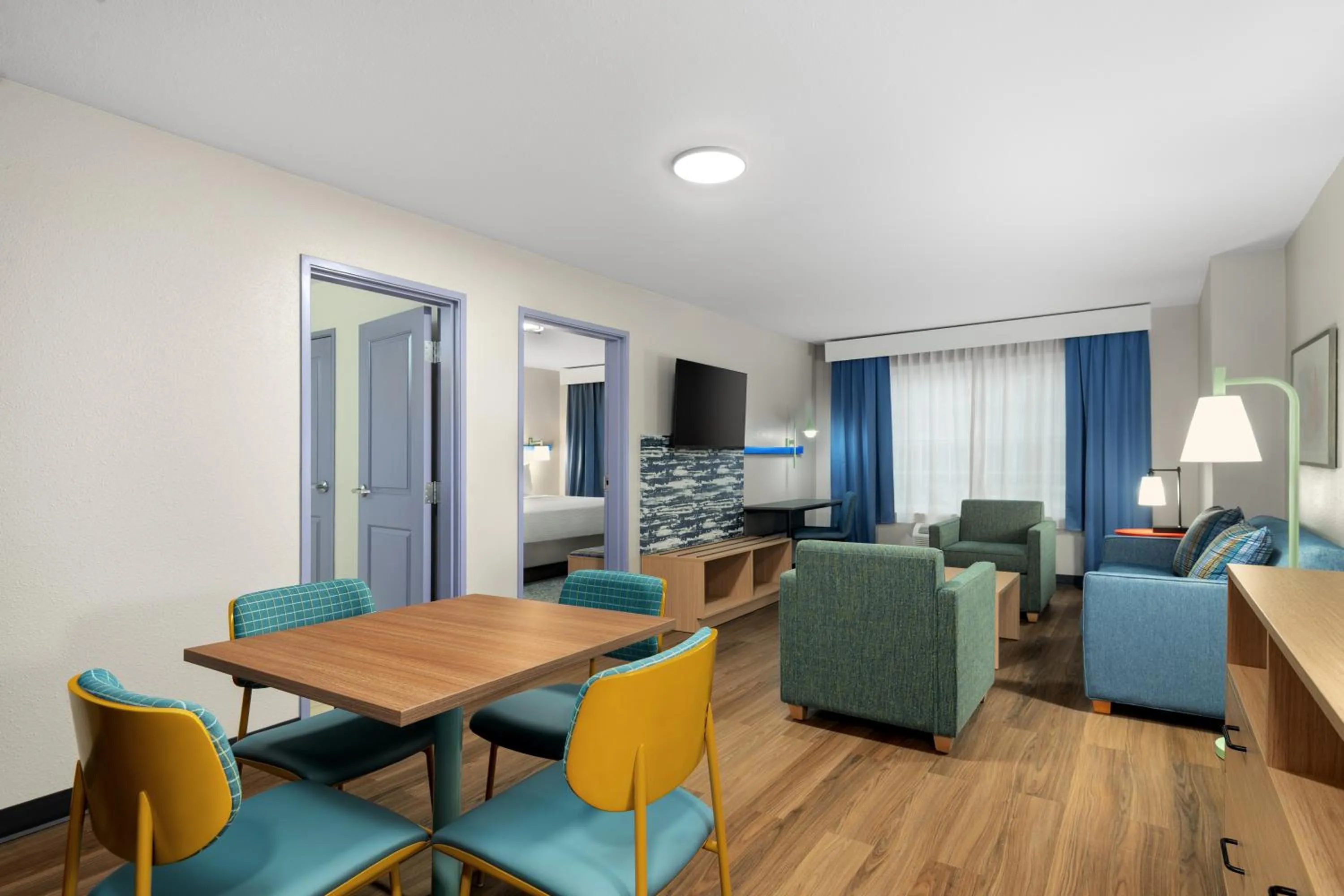 Communal lounge/ TV room in Garner Hotel Madison - Huntsville Airport by IHG