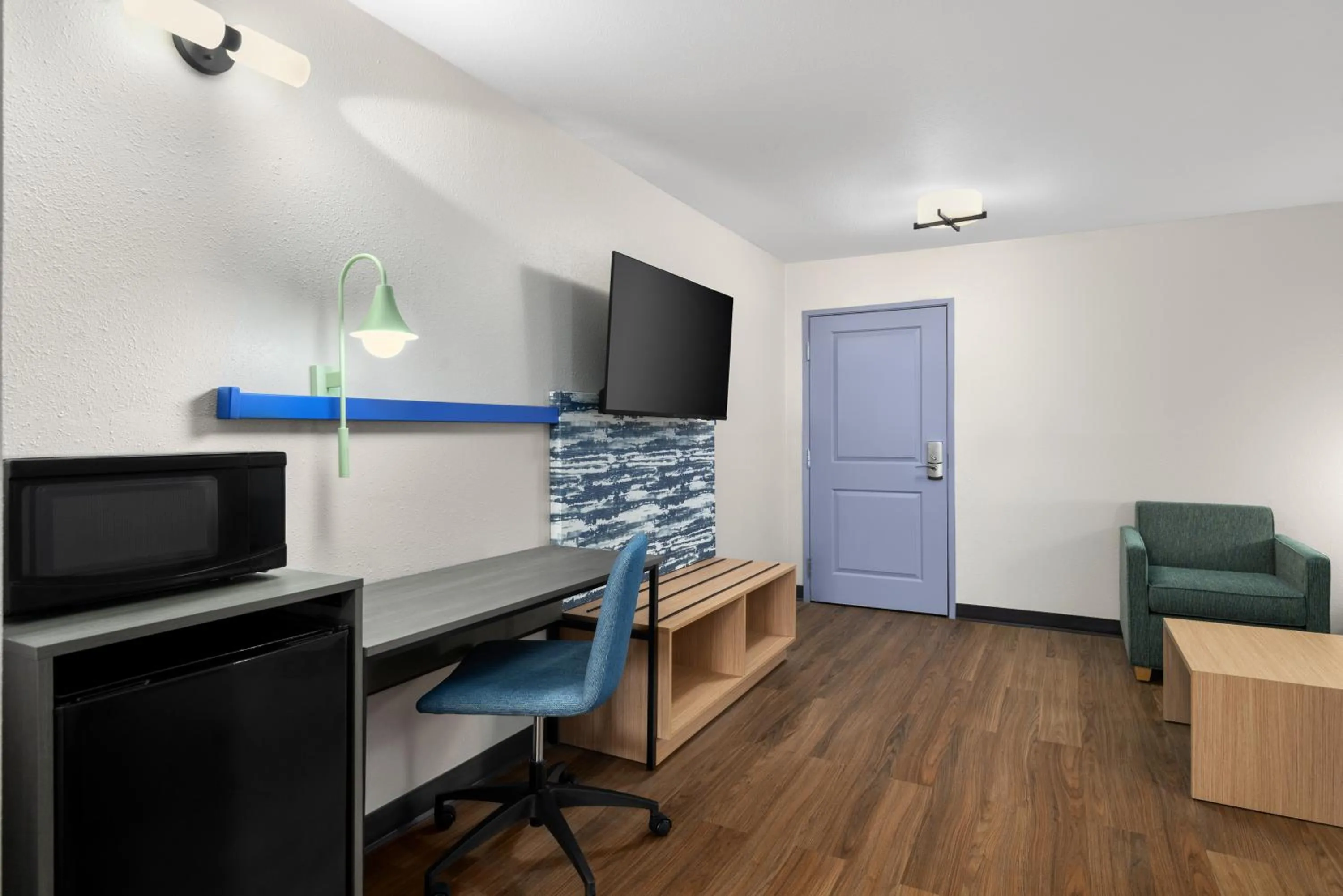 Communal lounge/ TV room in Garner Hotel Madison - Huntsville Airport by IHG