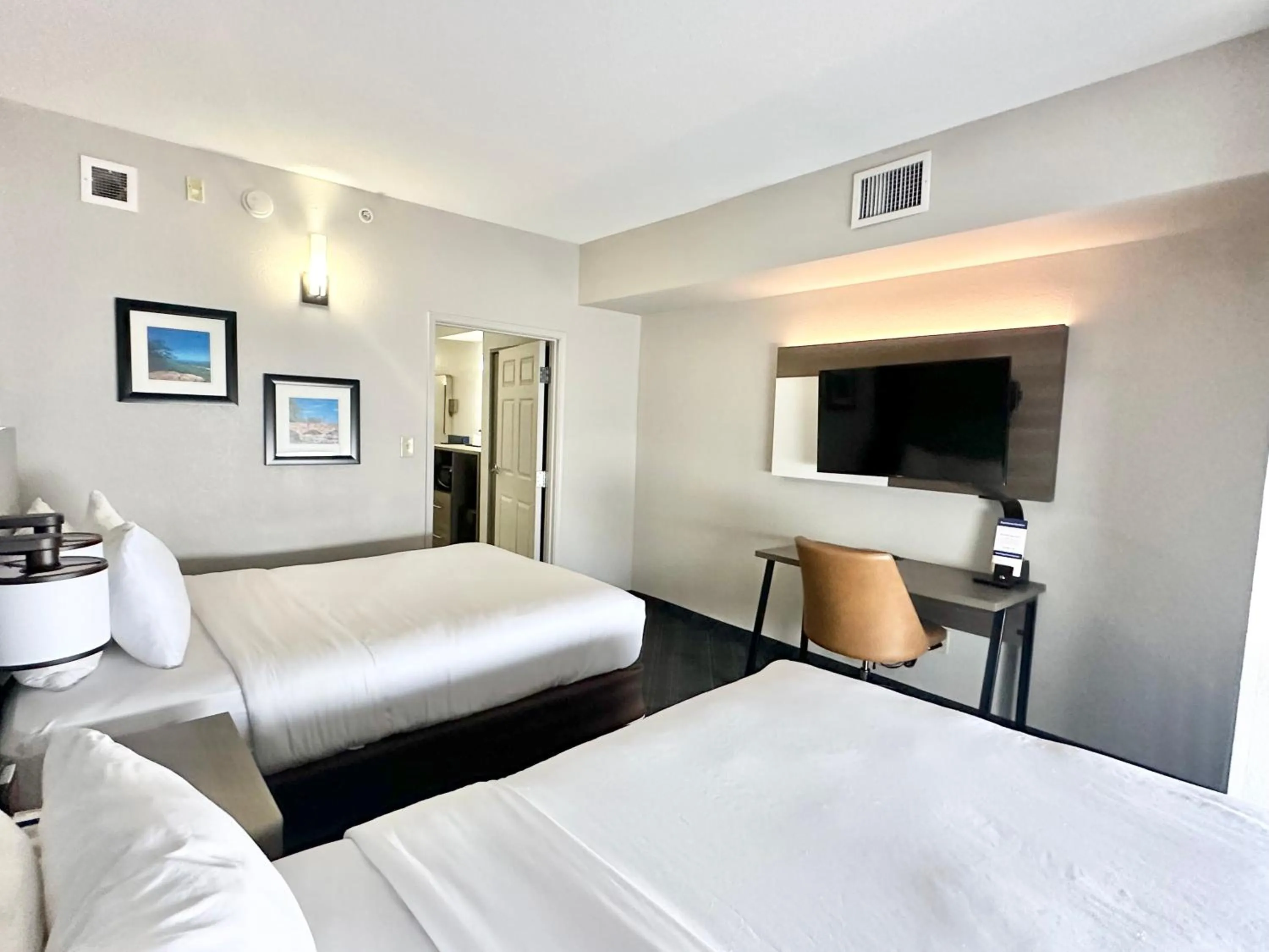 Photo of the whole room, Bed in Comfort Inn & Suites Calhoun South