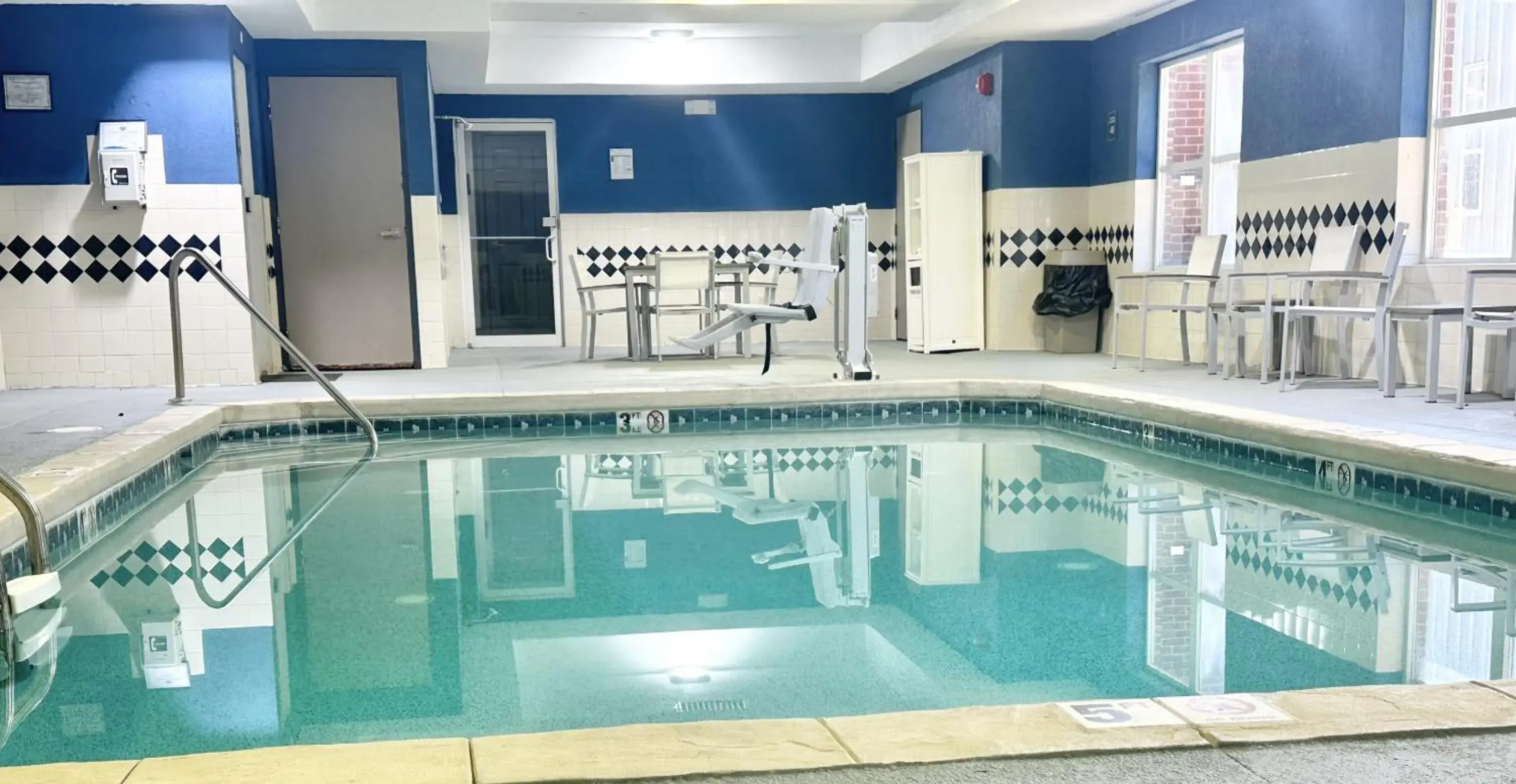 Swimming pool in Comfort Inn & Suites Calhoun South Swimming pool in Comfort Inn & Suites Calhoun South