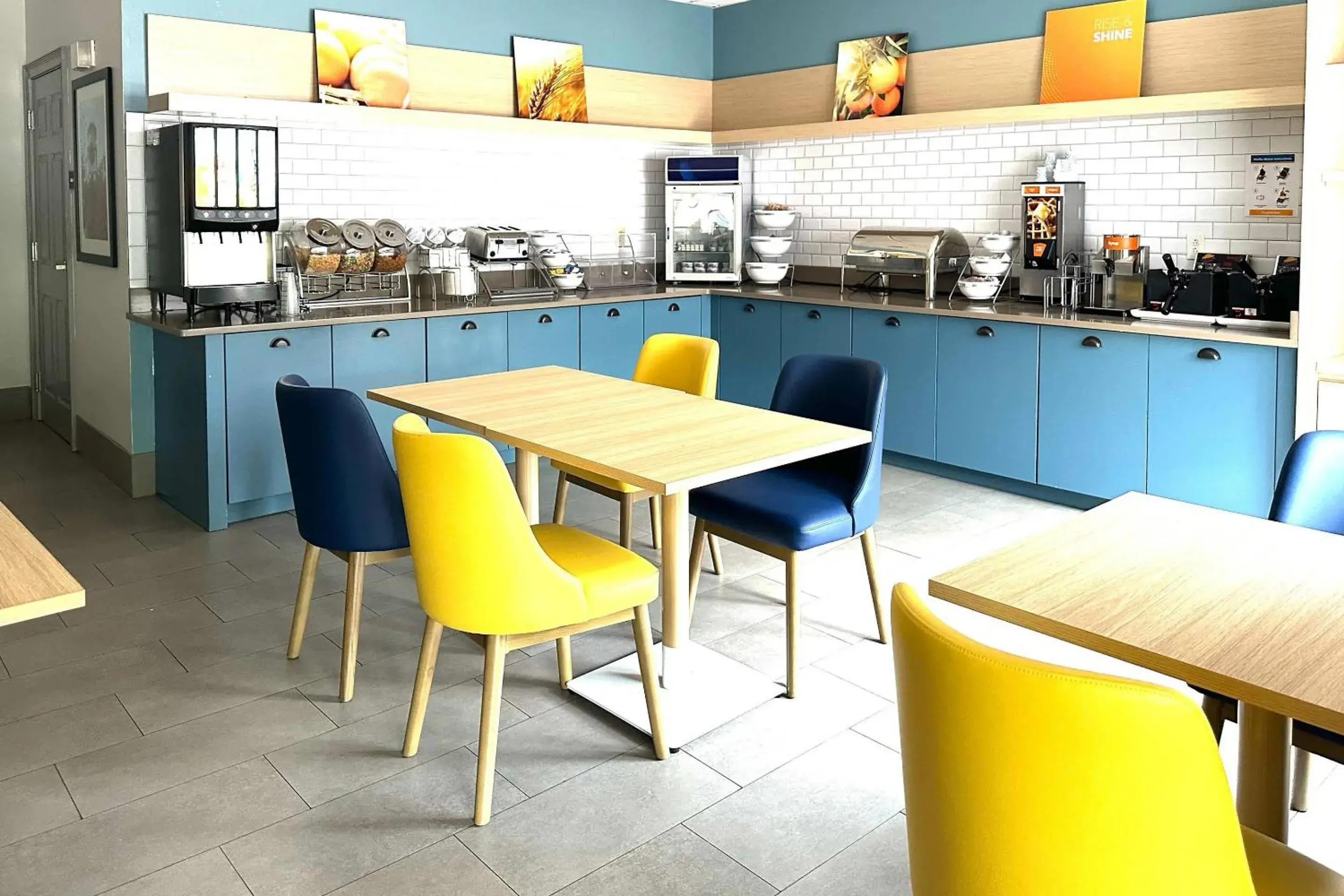 Breakfast in Comfort Inn & Suites Calhoun South Breakfast in Comfort Inn & Suites Calhoun South