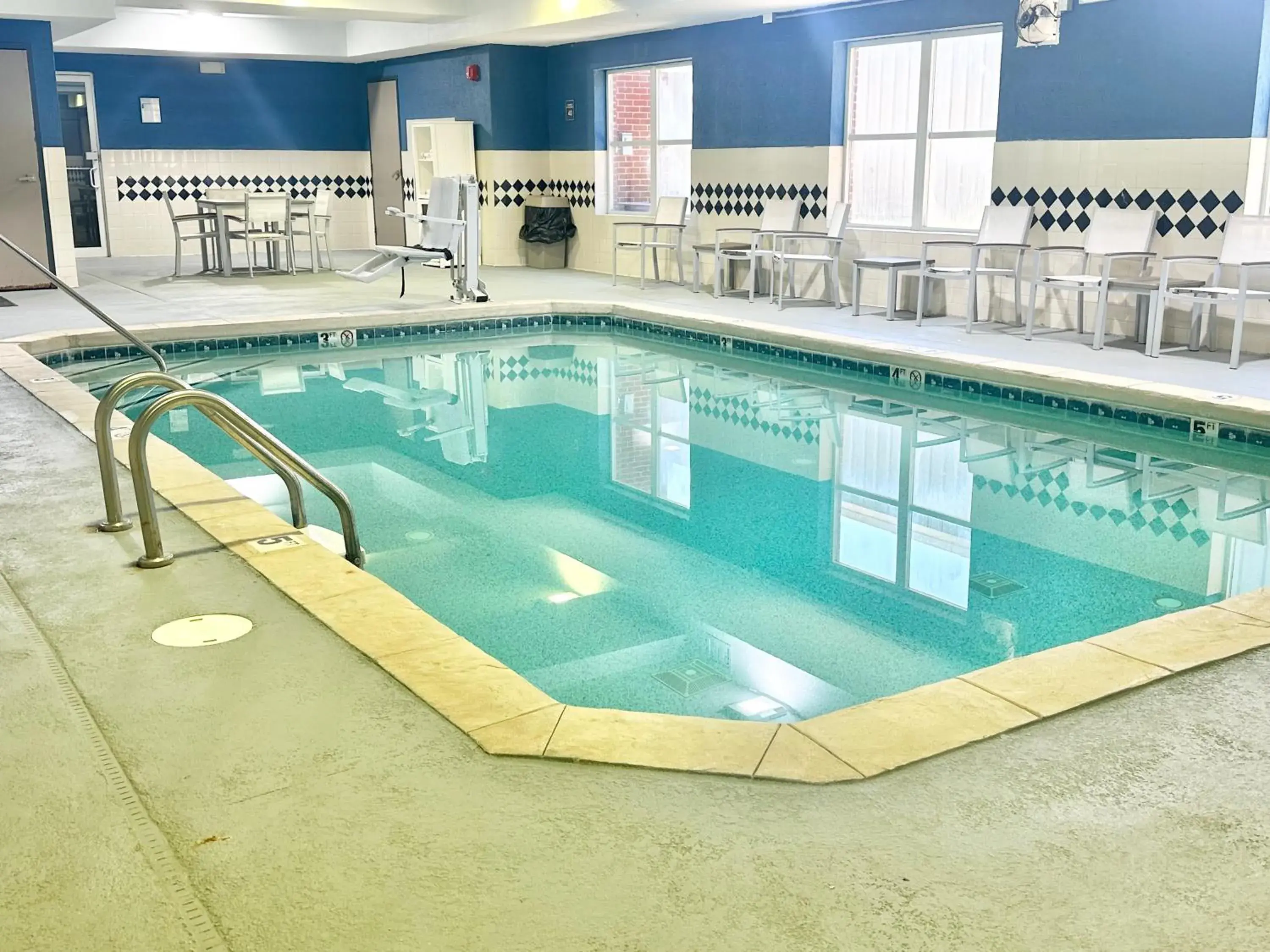 Swimming pool in Comfort Inn & Suites Calhoun South Swimming pool in Comfort Inn & Suites Calhoun South