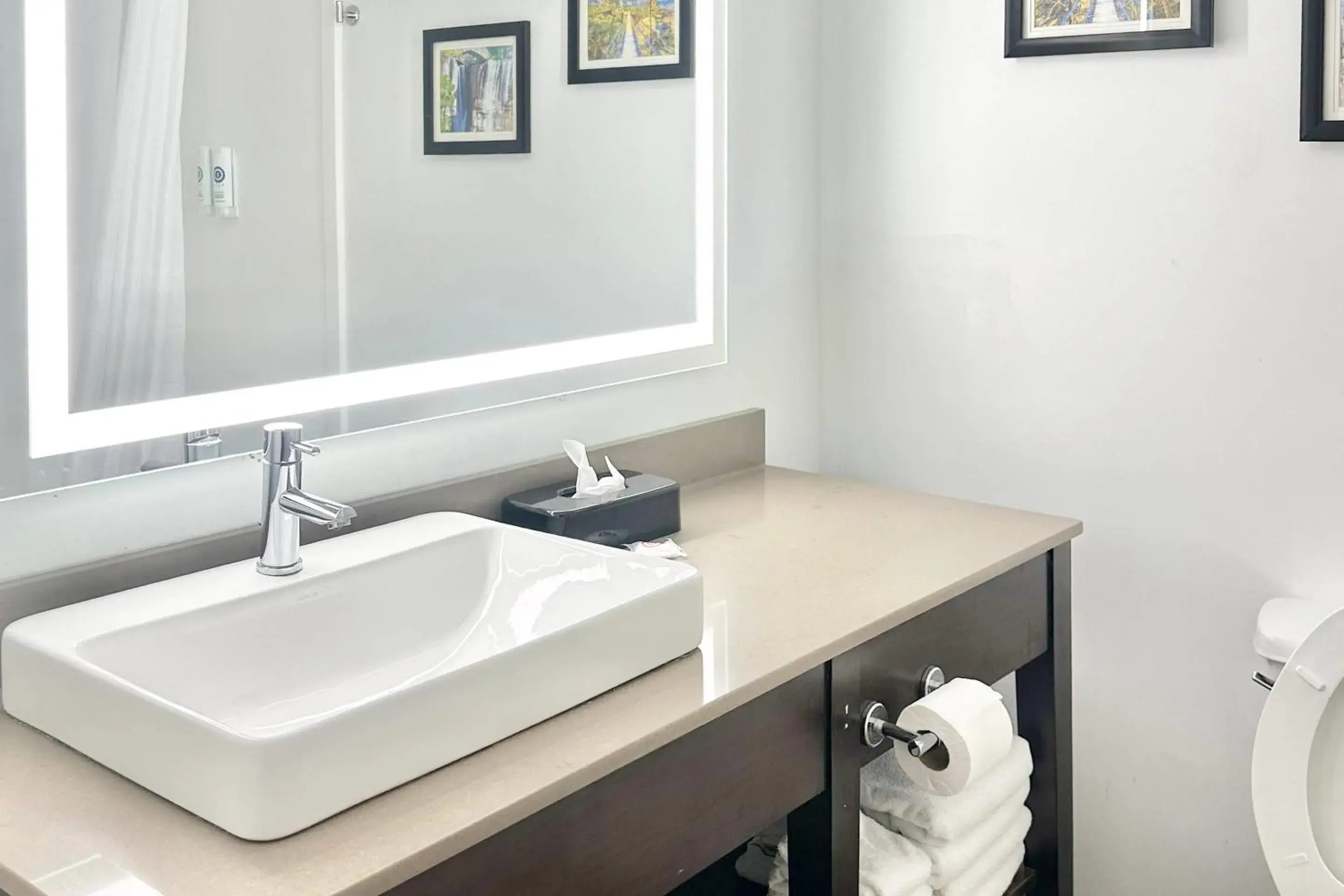 Bedroom in Comfort Inn & Suites Calhoun South Bedroom in Comfort Inn & Suites Calhoun South