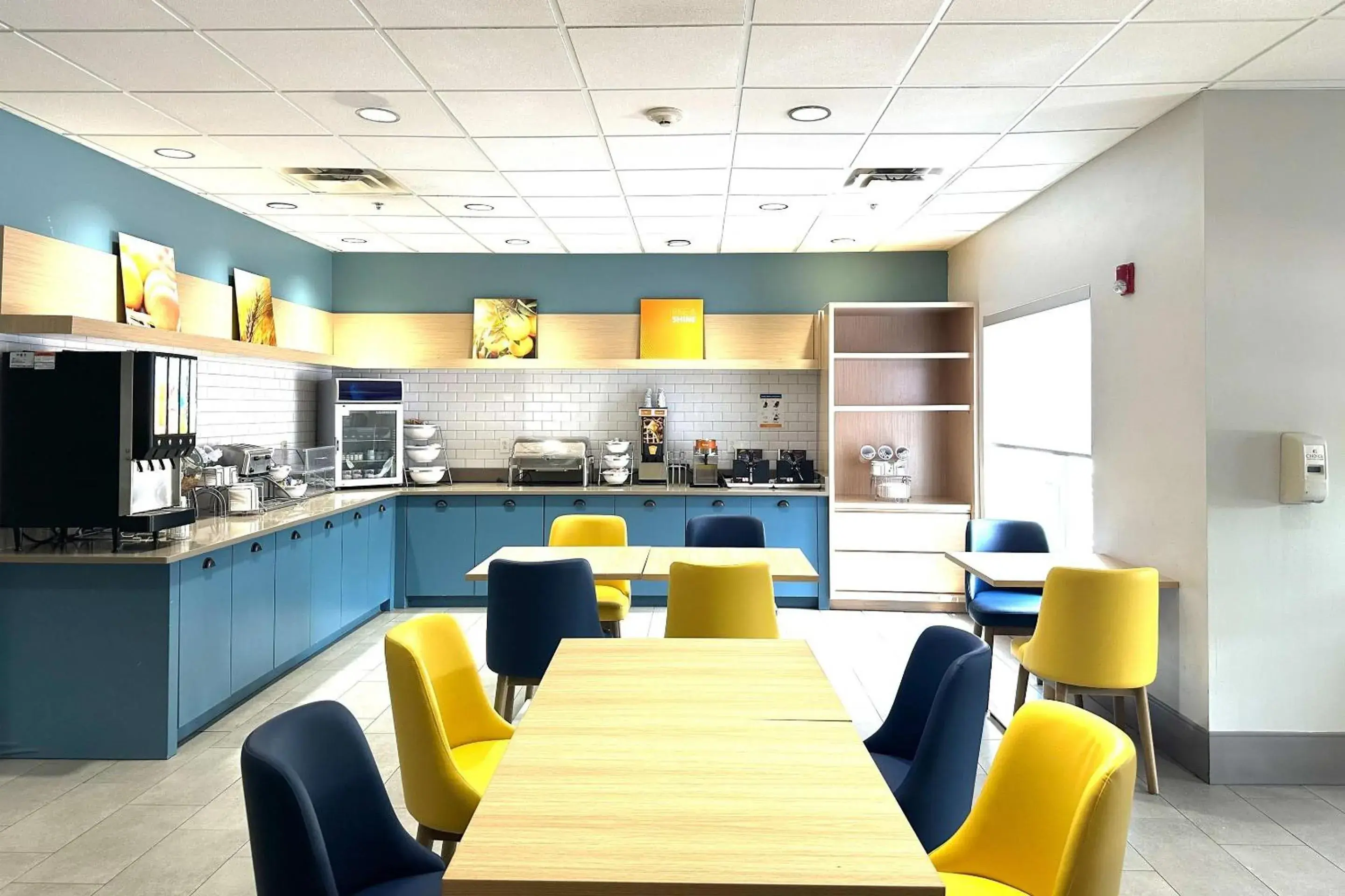 Breakfast in Comfort Inn & Suites Calhoun South Breakfast in Comfort Inn & Suites Calhoun South