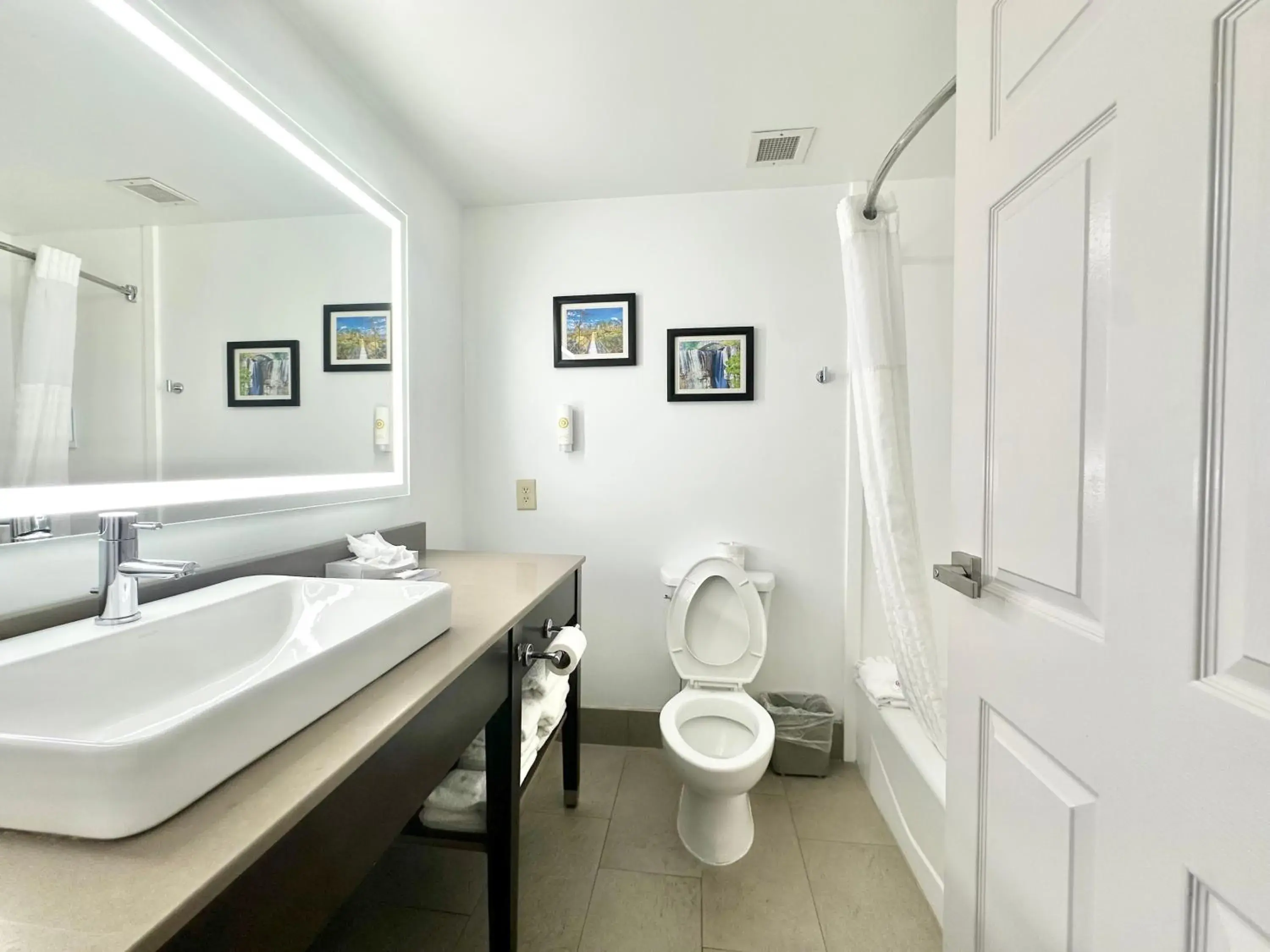 Bathroom in Comfort Inn & Suites Calhoun South Bathroom in Comfort Inn & Suites Calhoun South