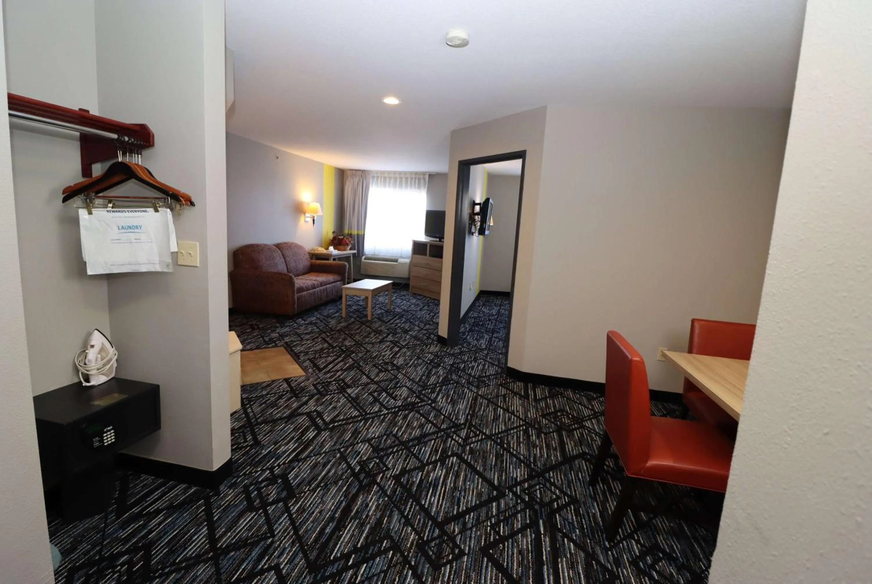 Photo of the whole room, Bed in Super 8 by Wyndham Perryville