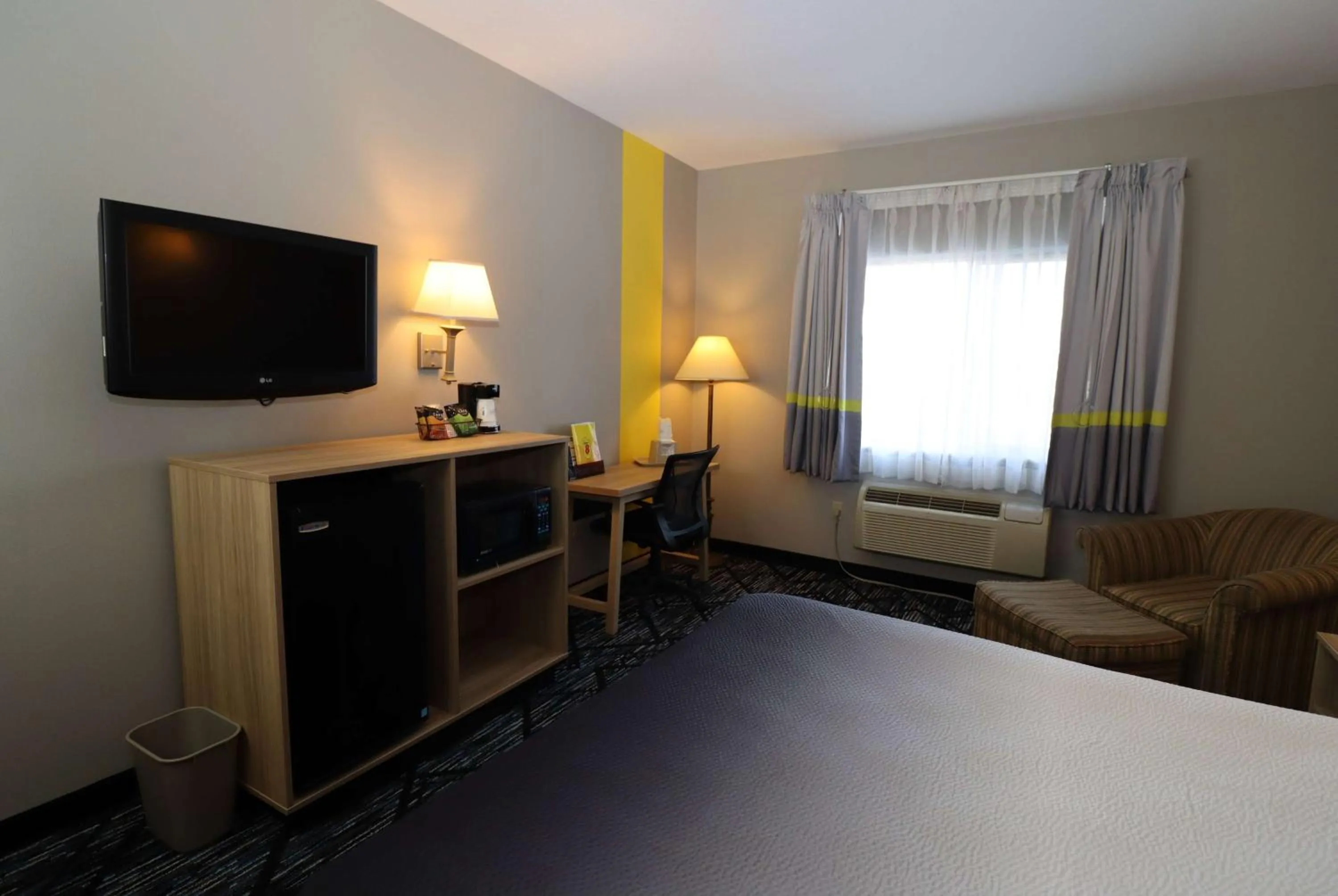 Photo of the whole room, Bed in Super 8 by Wyndham Perryville