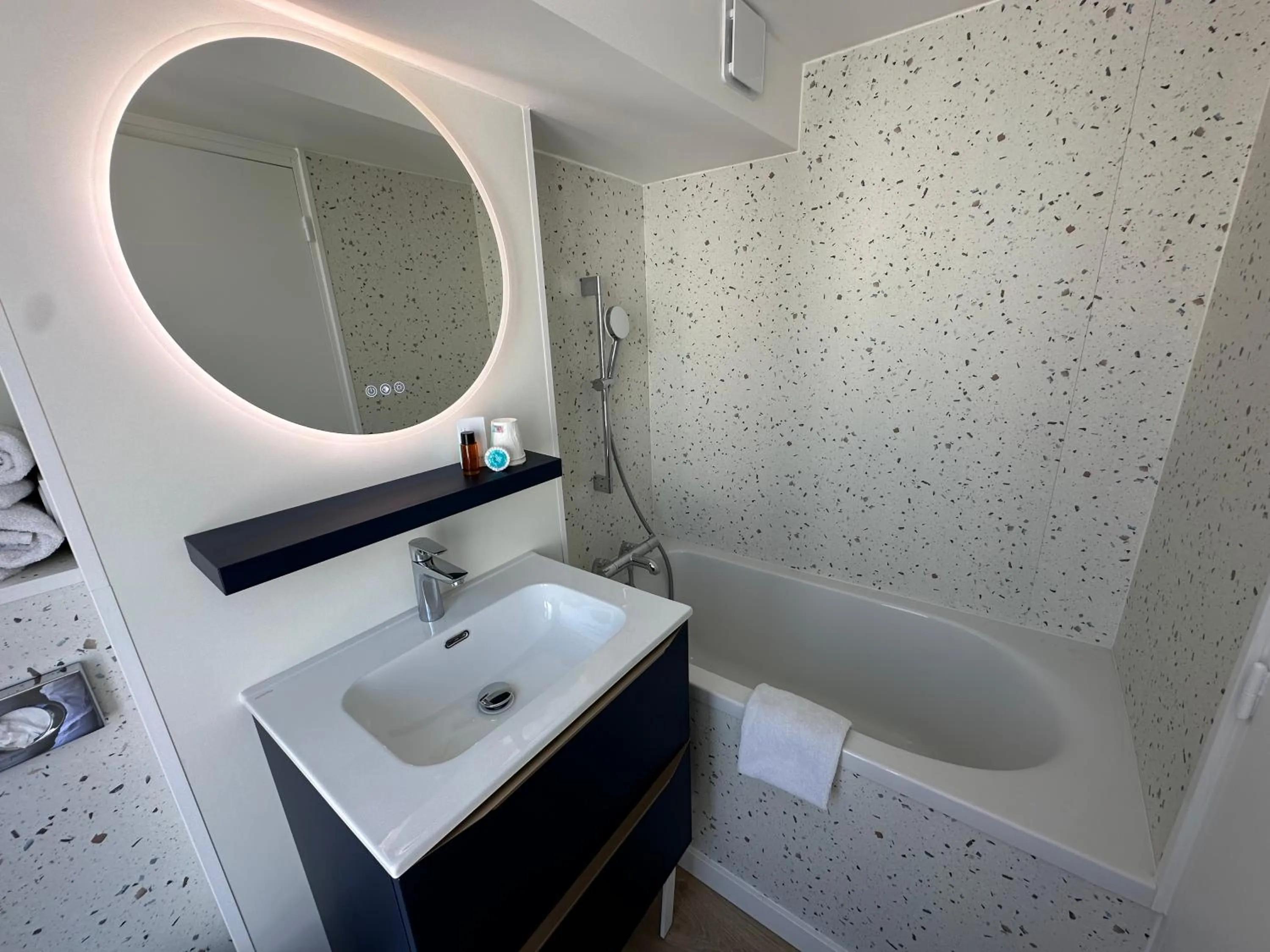 Shower in Hôtel Opera Deauville