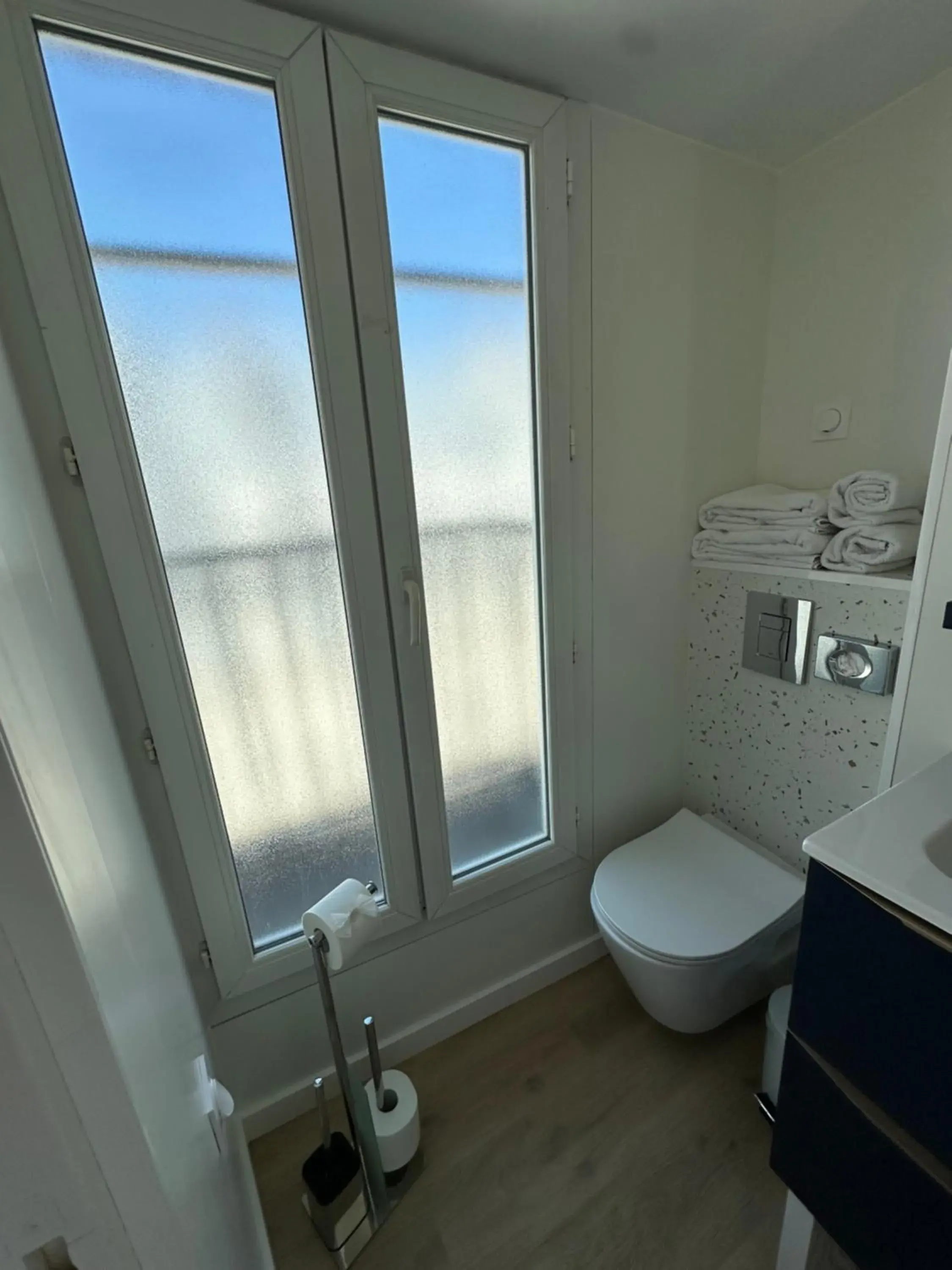 Toilet in Hôtel Opera Deauville Toilet in Hôtel Opera Deauville